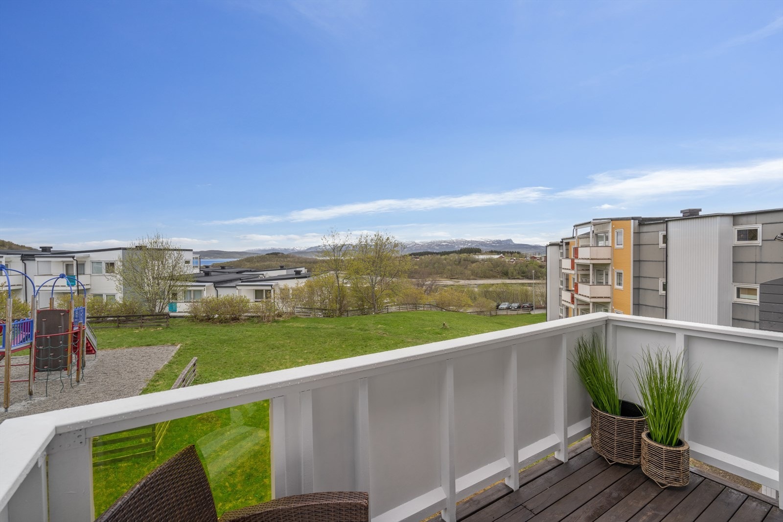 Her ser man også borettslagets fellesareal med lekeplass. Galleribilde