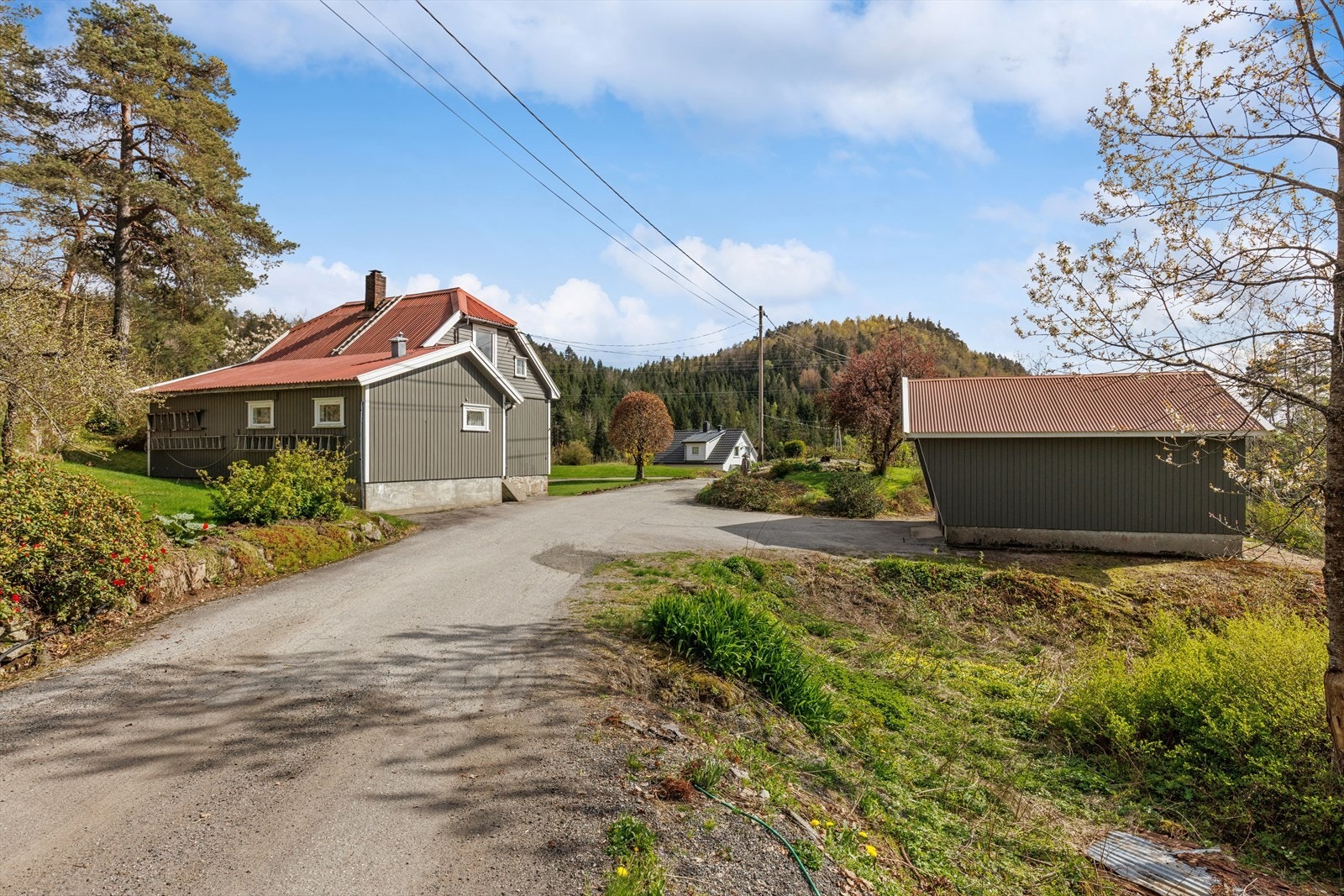 Den frittstående store garasjen med port er fra 1987 og har et bruksareal på 30 m². Galleribilde