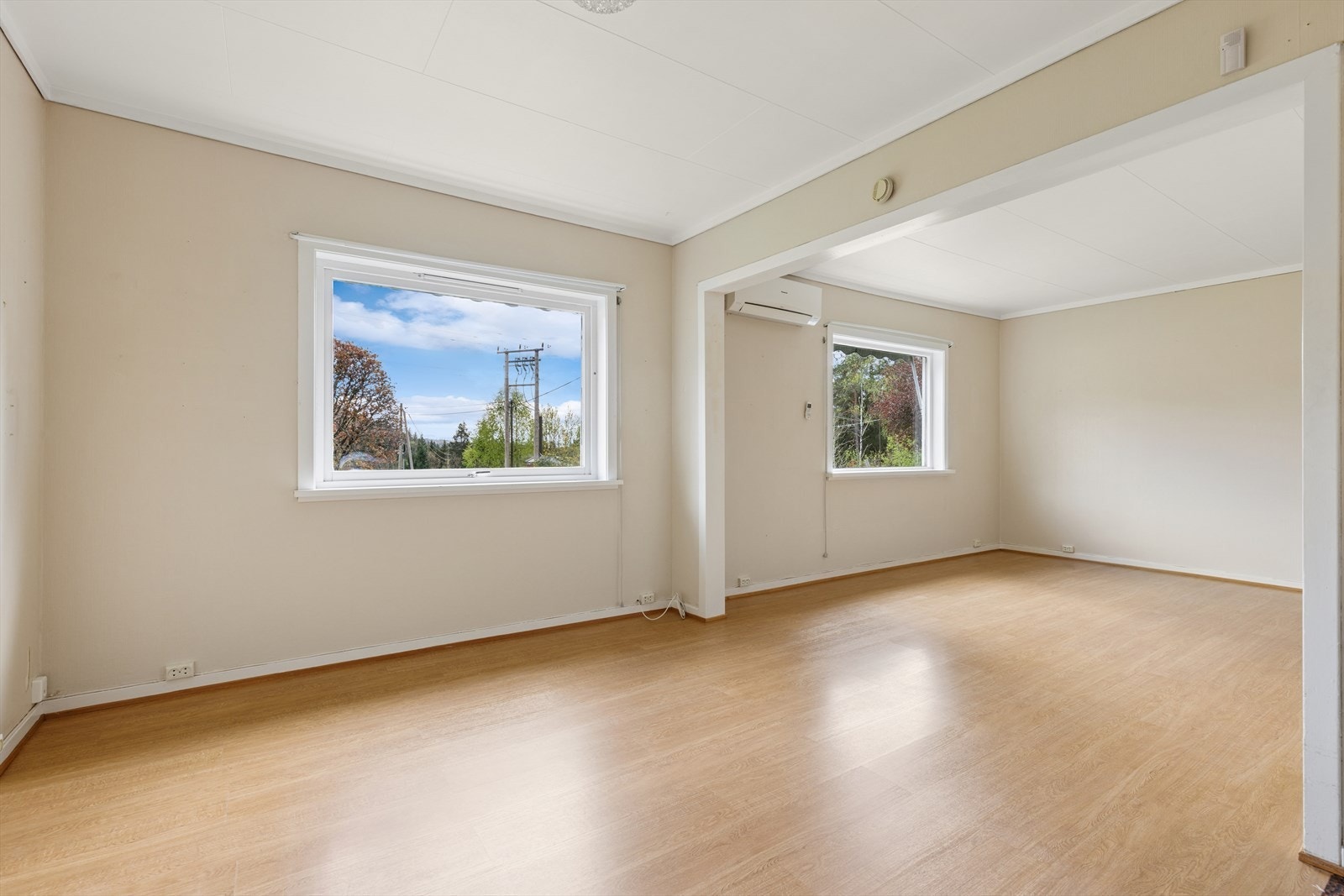 Vinduene i boligen er en kombinasjon av eldre koblede glass og isolerglass fra ulike perioder. Galleribilde