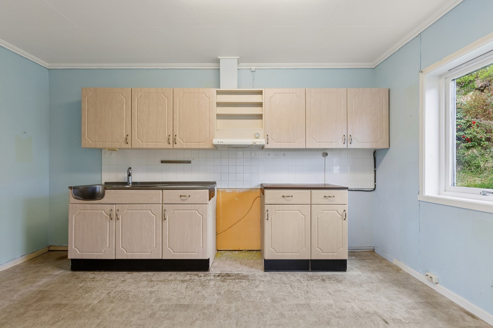 Kjøkkeninnredning av eldre dato med laminerte fronter og benkeplate i stål og laminat. Galleribilde