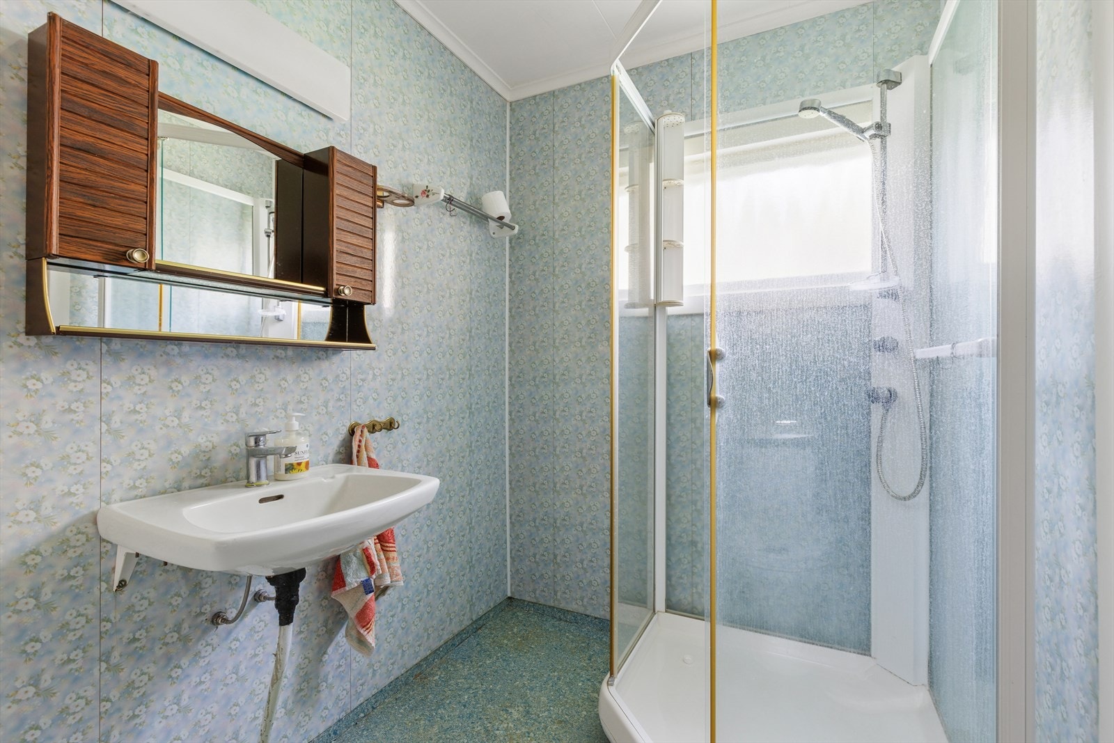 Badet er fra 70-tallet, med epoxybelegg på gulvet og våtromsplater på veggene. Galleribilde