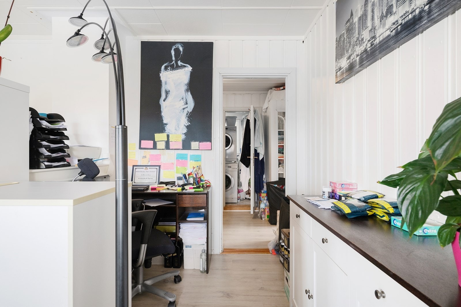 Det er adkomst til stuen fra to åpninger fra gang Galleribilde