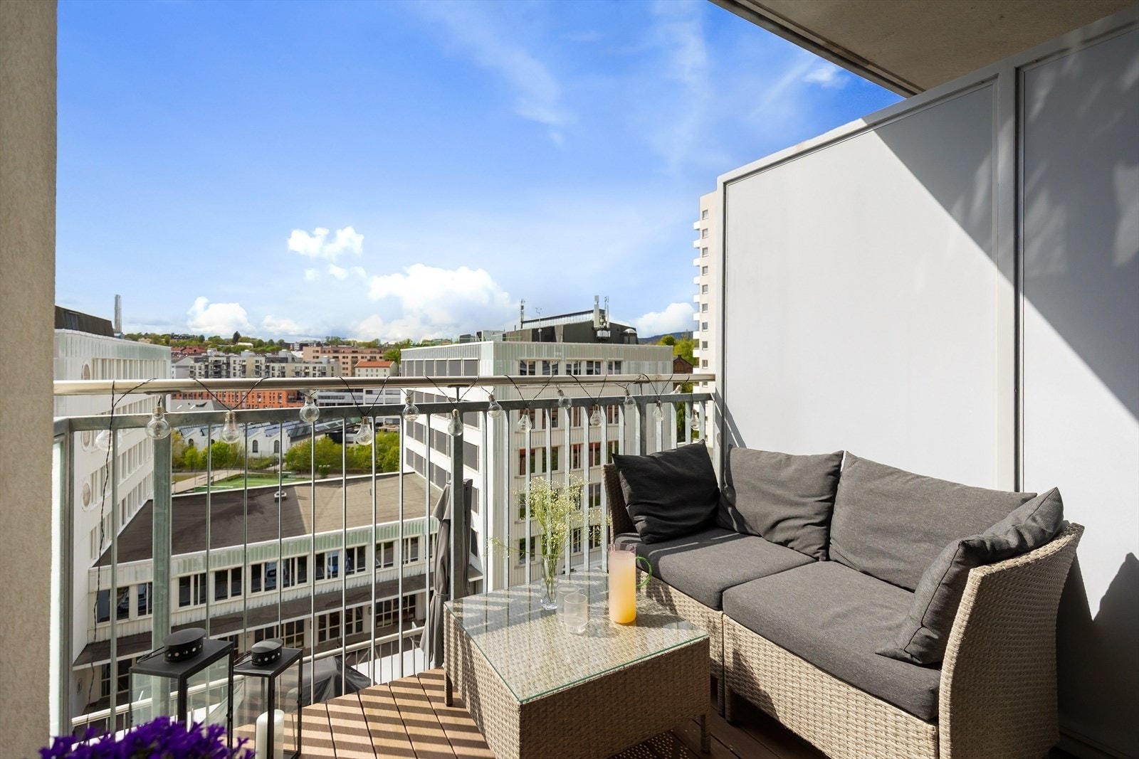 Solrik balkong på 6 m² med god plass til romslig sittegruppe. Galleribilde