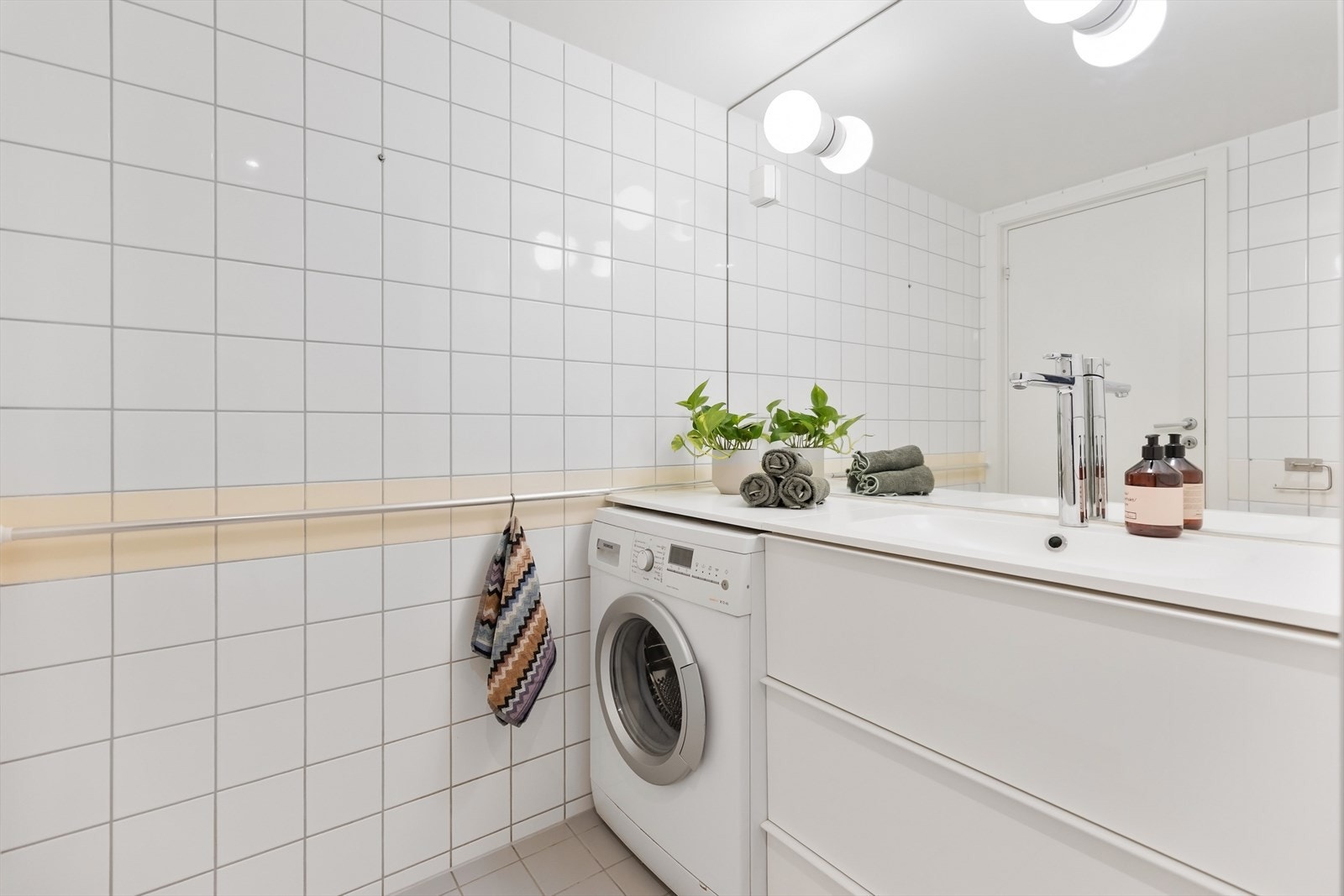 Funksjonelt bad med elektrisk gulvvarme og god oppbevaring. Galleribilde
