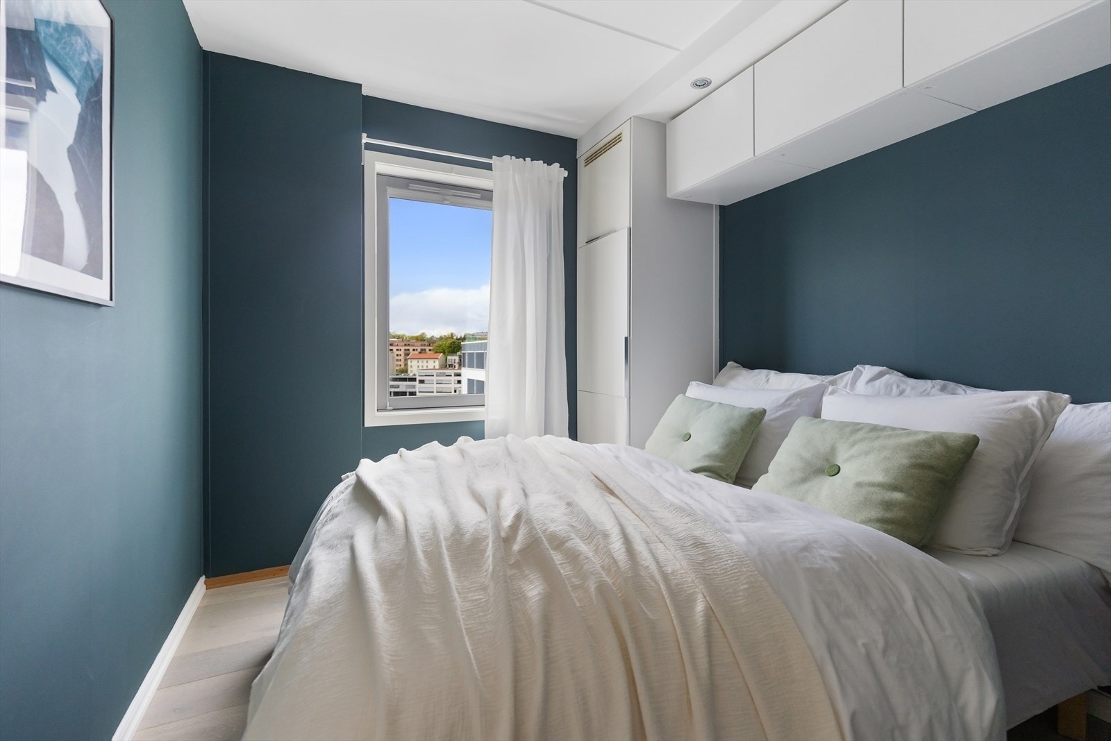 Stort og lyst hovedsoverom med god plass til dobbeltseng og nattbord. Galleribilde