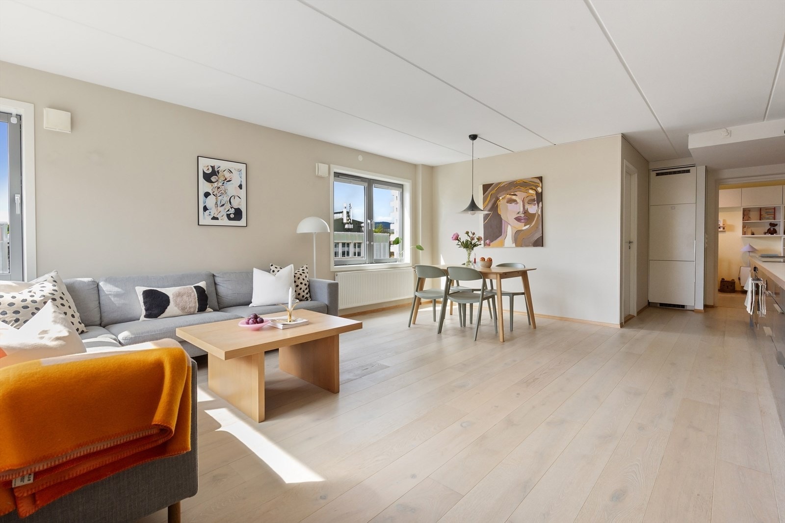 Rommet har plass til flere soner, for eksempel sofakrok, TV-løsning og spiseområde. Galleribilde
