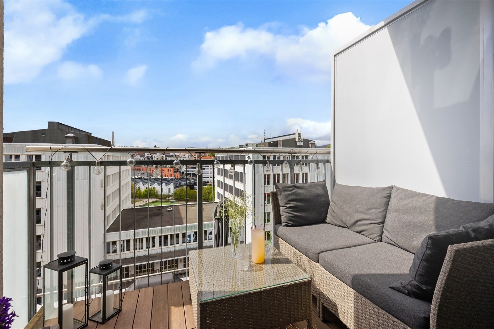 Din egen private terrasse i 6. etasje - perfekt for morgenkaffe og solnedganger. Galleribilde
