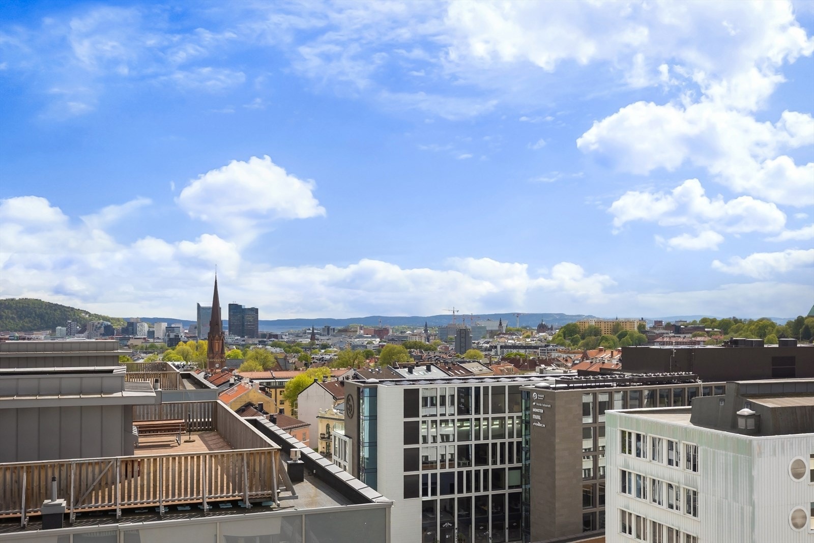 Flott utsikt over store deler av byen. Galleribilde