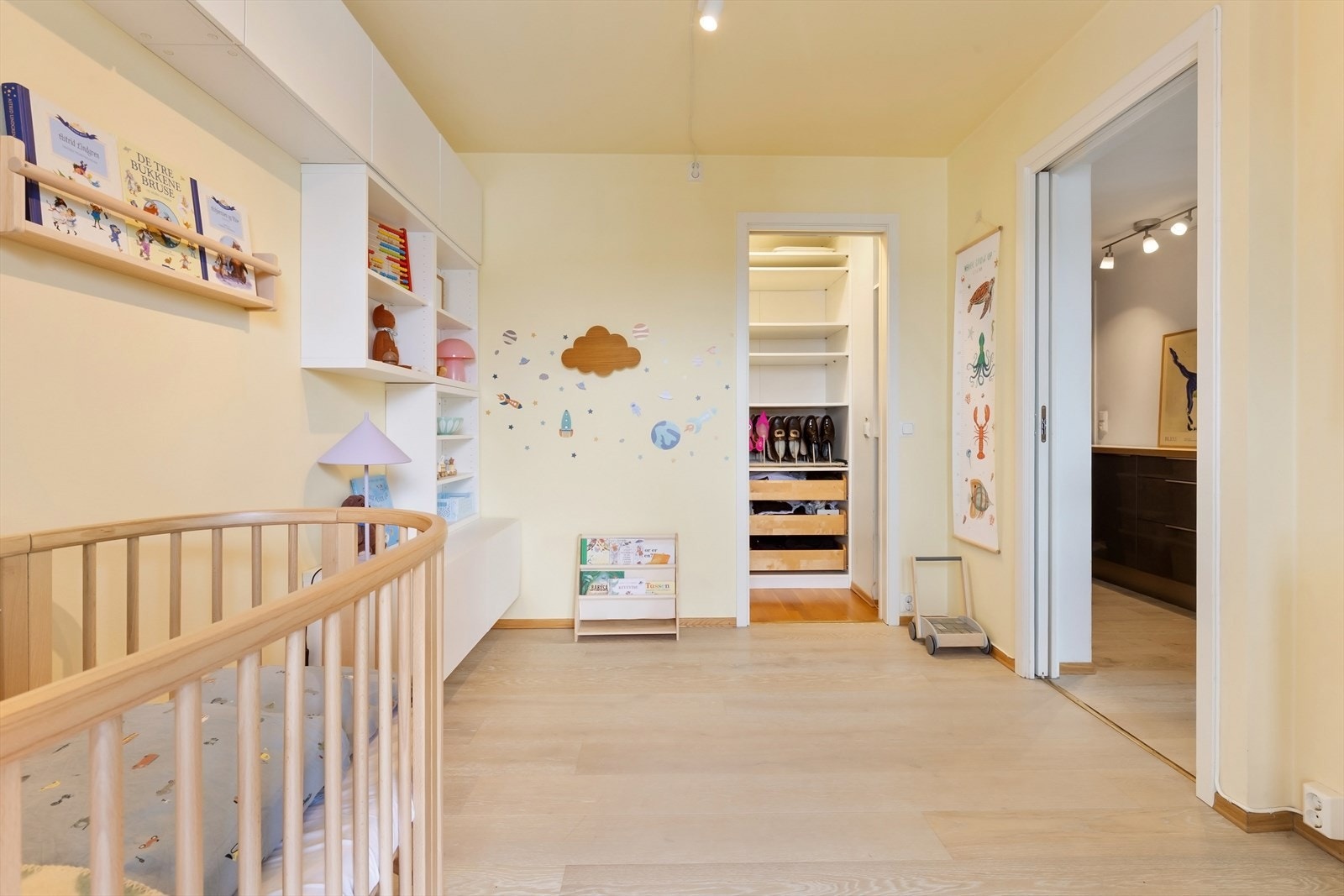 Romslig soverom med inngang til walk in closet og utgang til balkong. Galleribilde