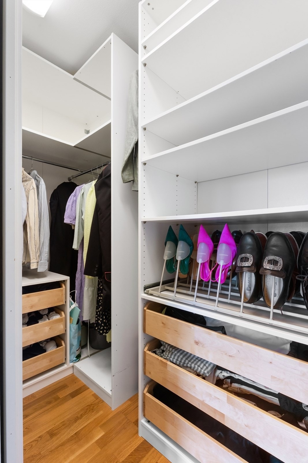 Romslig walk-in closet med åpne garderobeløsninger og god oversikt. Galleribilde