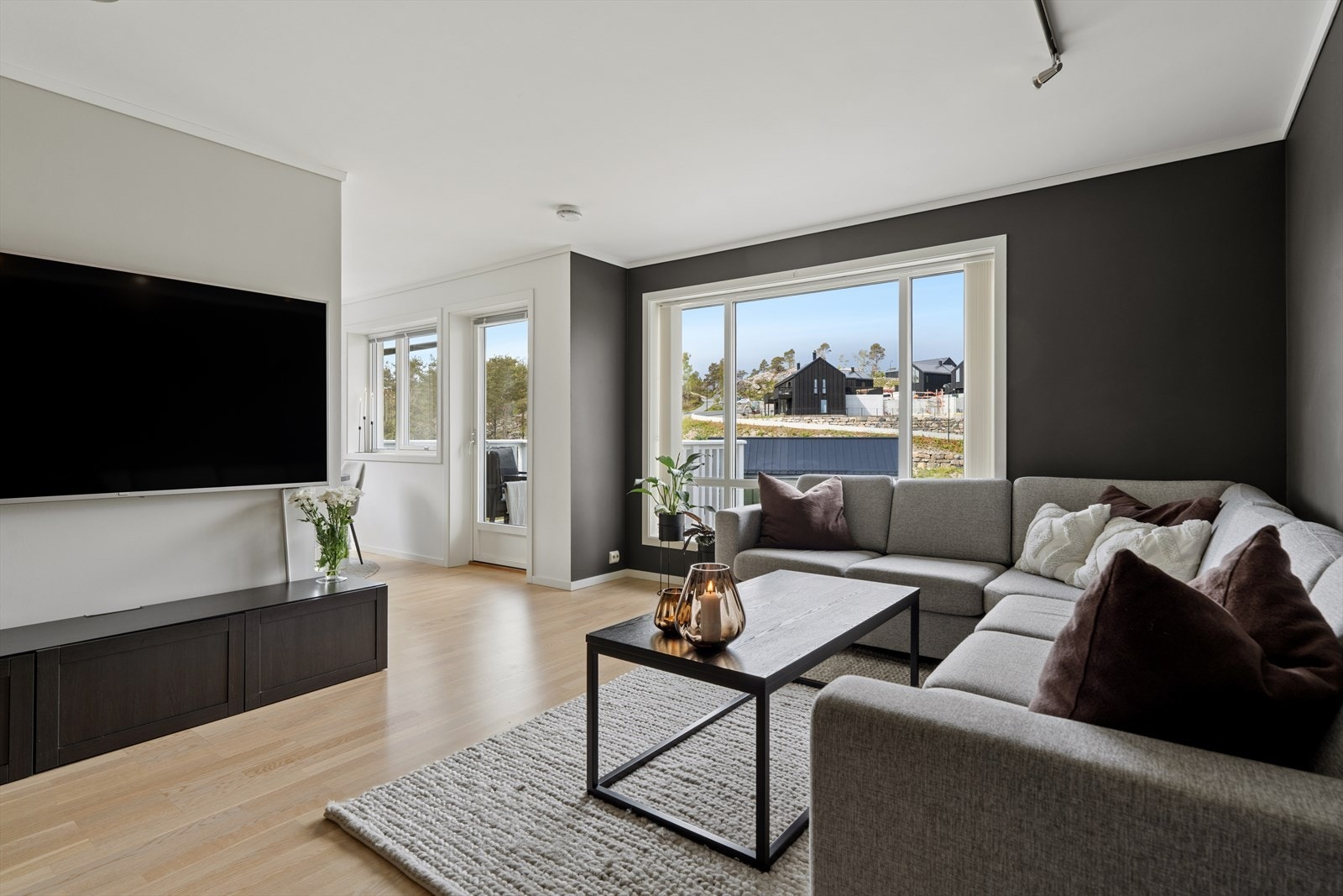 Gode vindusflater som slipper inn rikelig med naturlig lys inn i rommene. Galleribilde