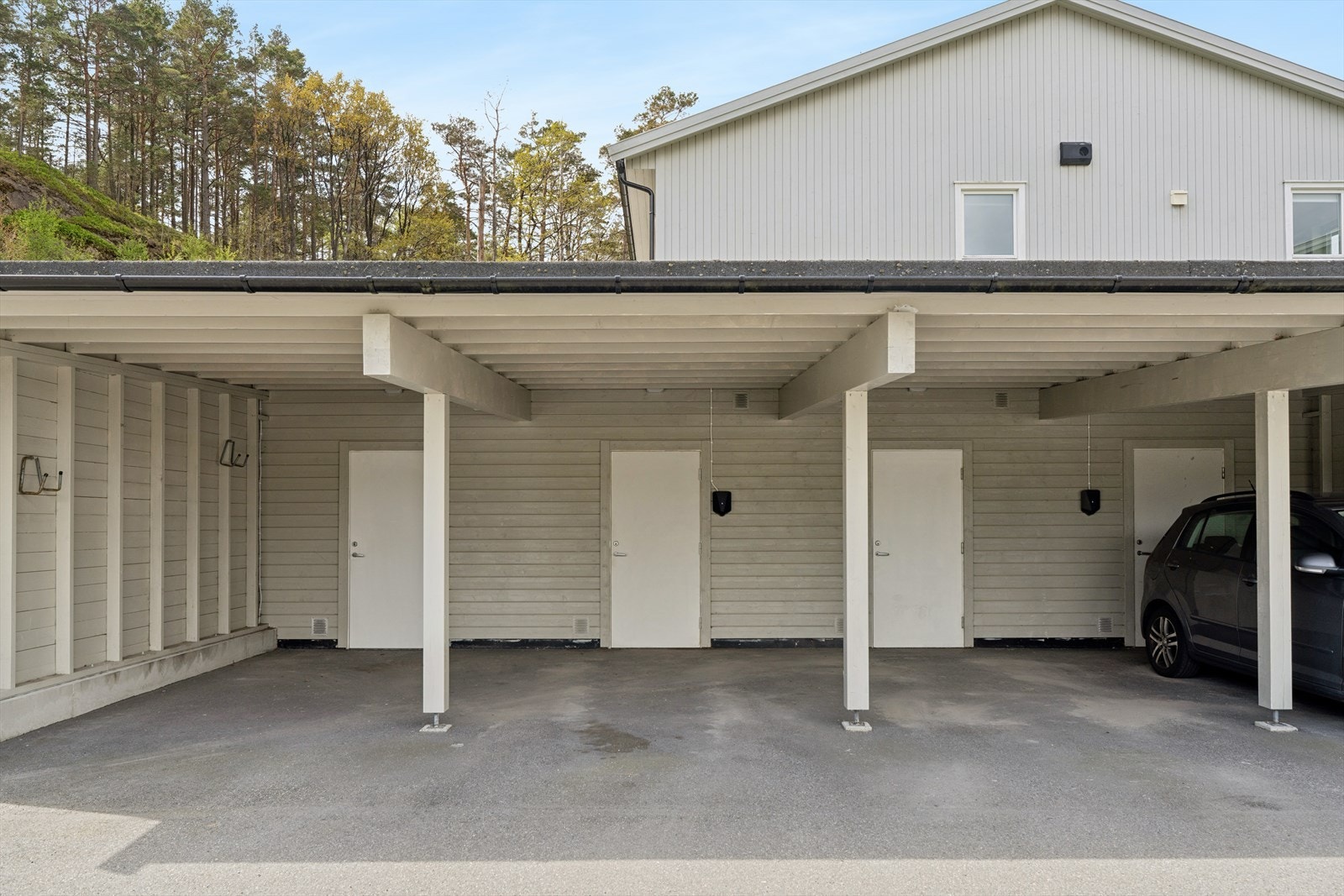 Carport med EL-bil lader og egen utvendig bod for oppbevaring Galleribilde