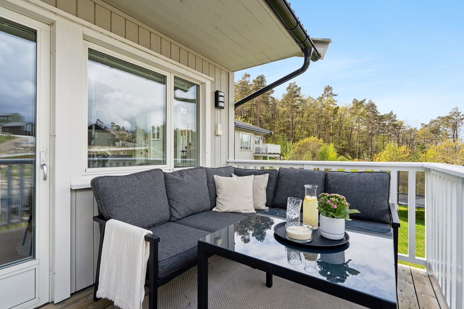 Verandaen har plass til både sittegruppe og grill. Galleribilde