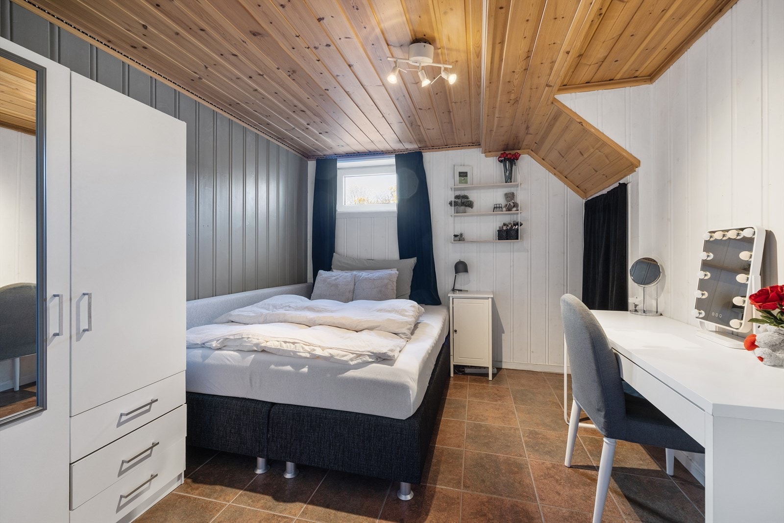 Soverom med plass til seng og garderobeløsning. Avvik i rømningsveier: Vinduer i soverom er noe for små i forhold til kravet om rømningsvei og lysforhold. Vinduer sitter også noe høyt på vegg. Galleribilde