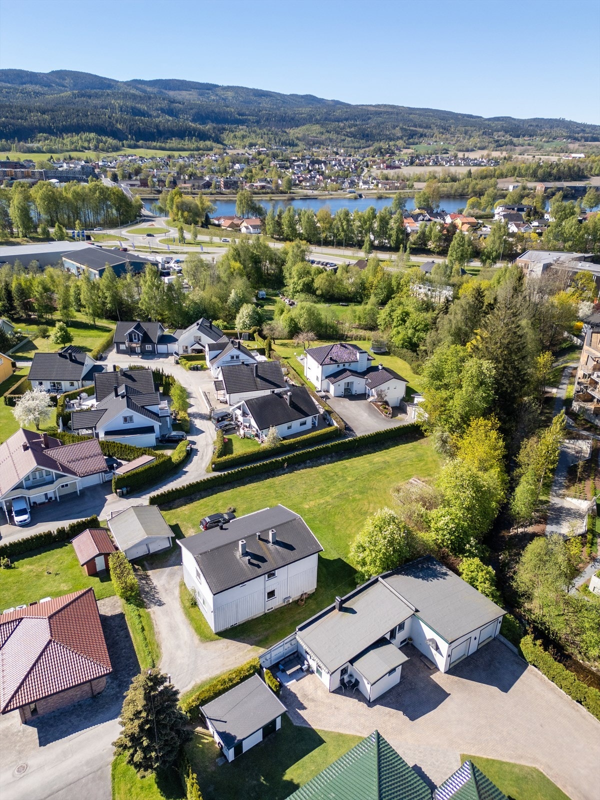 Eiendommen ligger i et etablert og barnevennlig boligområde i Krokstadelva. Galleribilde