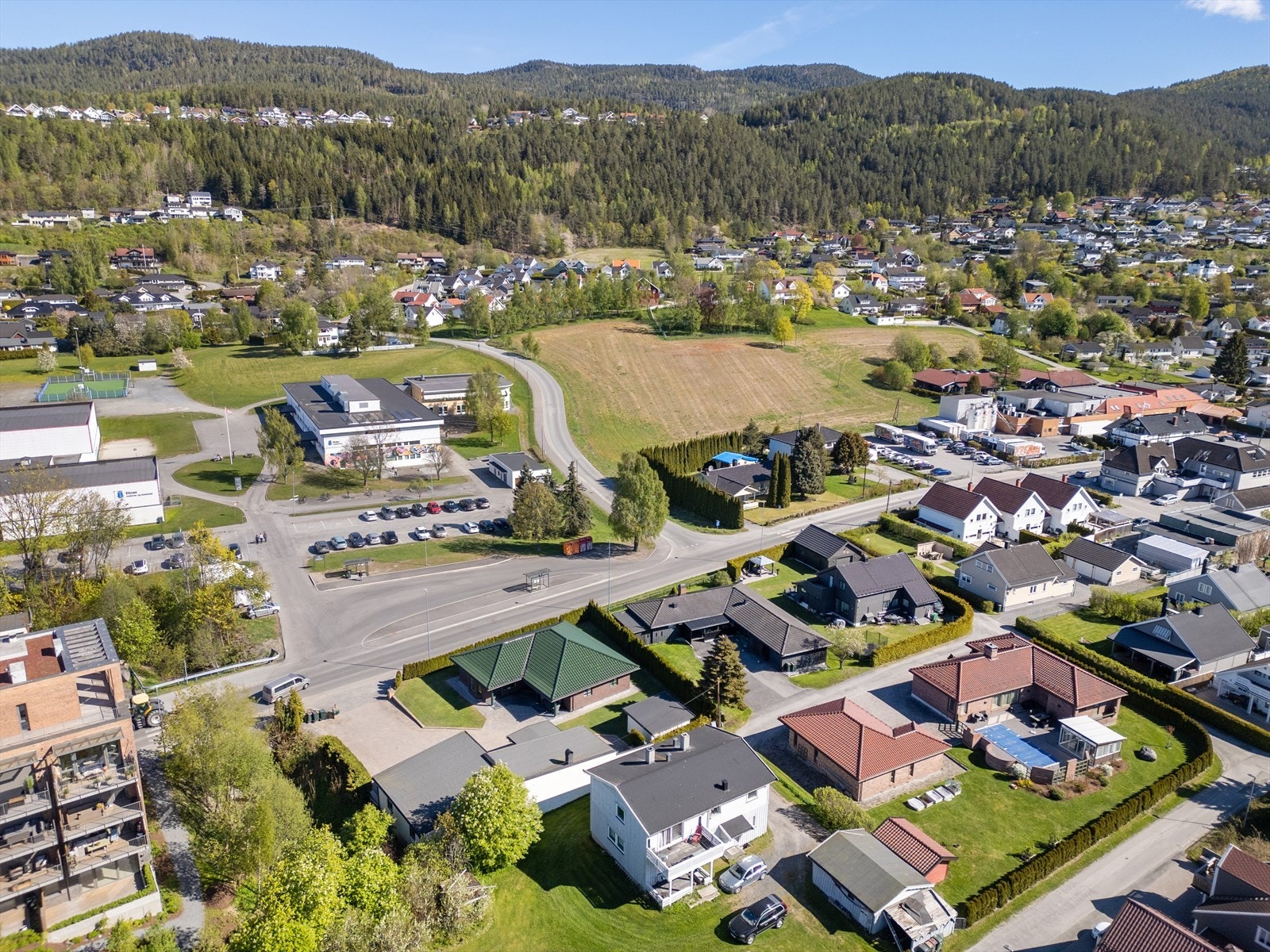 Utsikt over nærområdet med grønne lunger og etablert bebyggelse. Galleribilde
