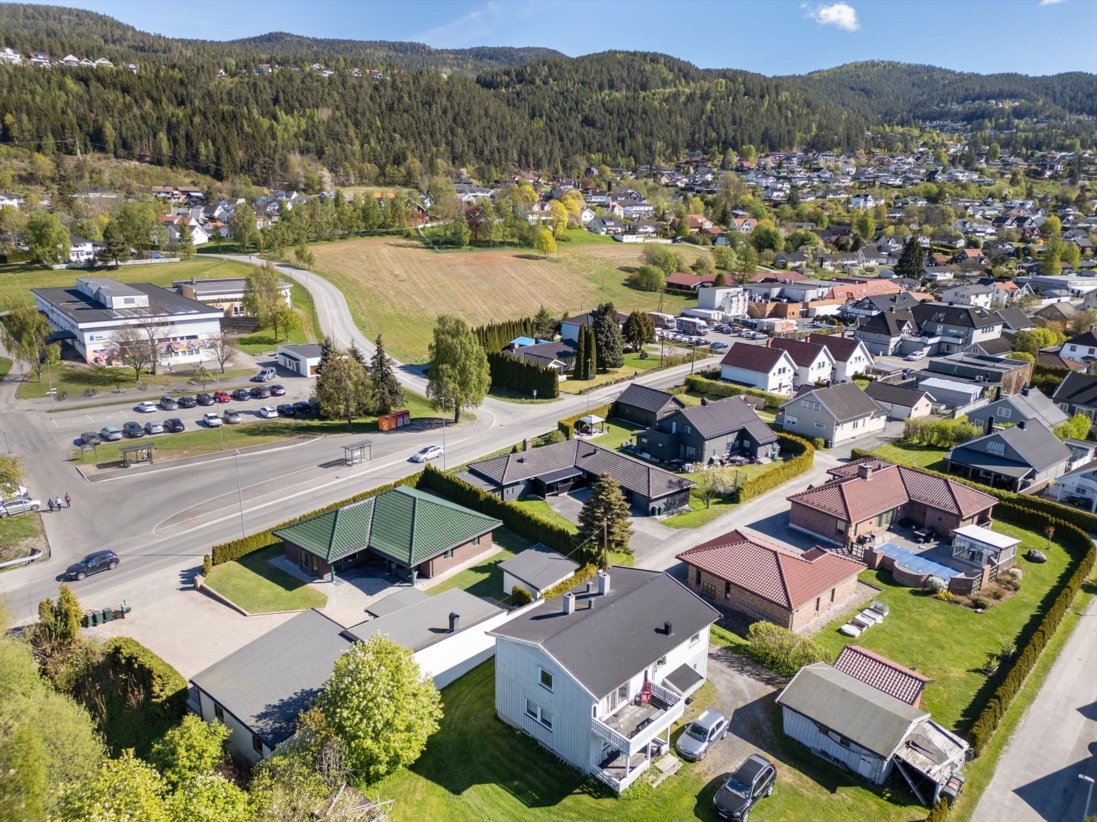 Området består hovedsakelig av eneboliger og er kjent som et trygt og rolig nabolag. Galleribilde