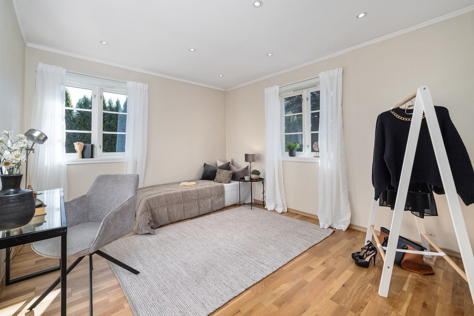 Boligens andre soverom er også av god størrelse, med plass til seng, skrivepult og oppbevaring. Galleribilde