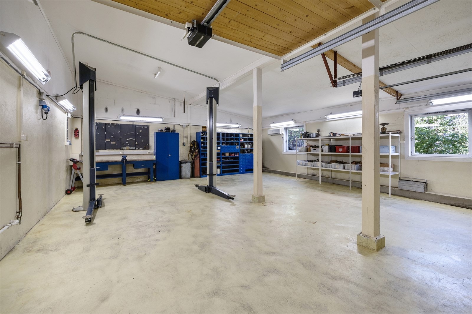 Den store garasjen/verkstedet gir unike muligheter for bilentusiaster eller hobbyvirksomhet. Galleribilde