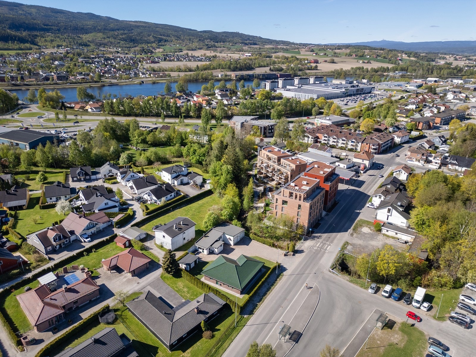 Fra eiendommen er det kort avstand til Mjøndalen sentrum og togstasjon. Galleribilde