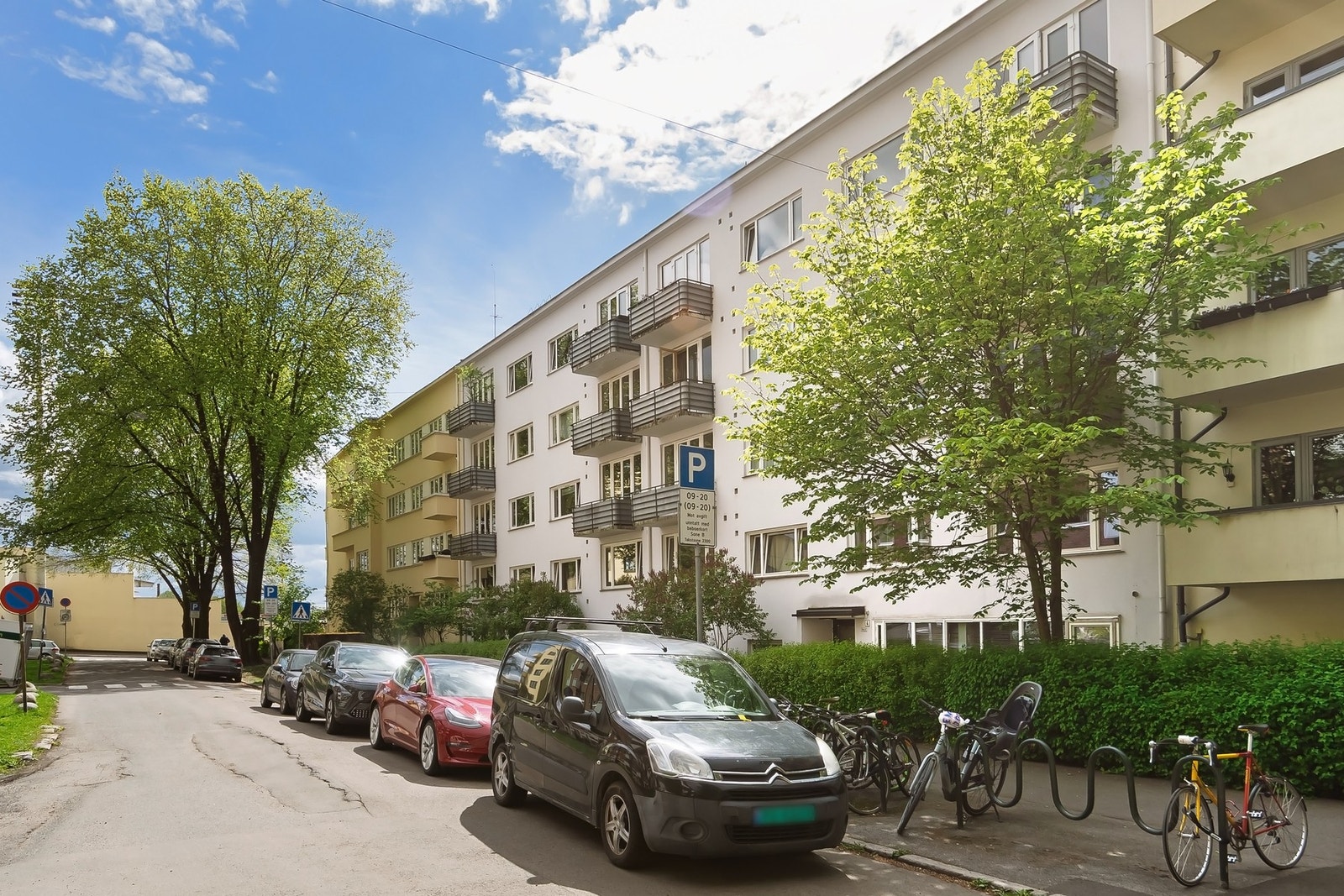Heis i bygget, 2 balkonger og flere garasjeplasser i området med mulighet for leie Galleribilde