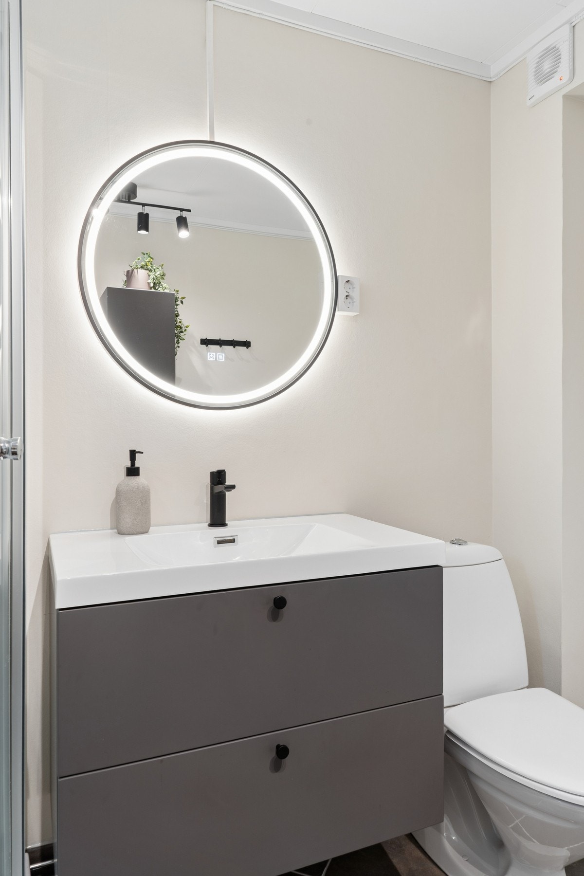 Badet er utstyrt med elektriske varmekabler. Galleribilde
