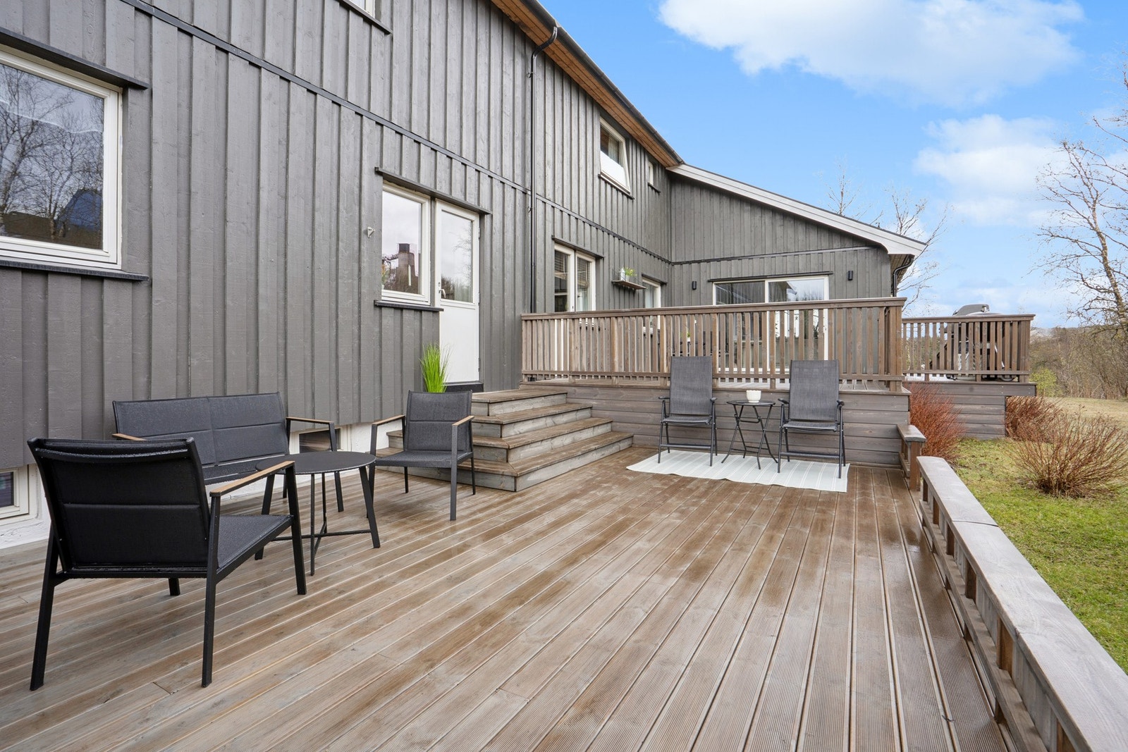 Den store, sørvendte markterrassen på rundt 30 m² er en flott forlengelse av boligen på sommerstid. Galleribilde