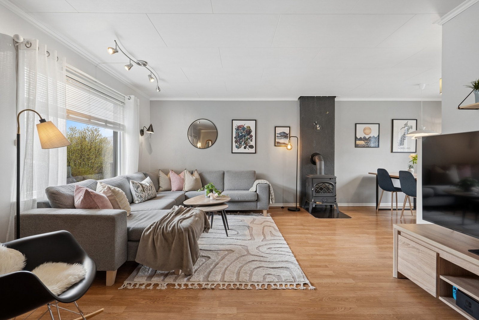 Stuen har god plass til en romslig sofagruppe og en egen spisedel. Galleribilde