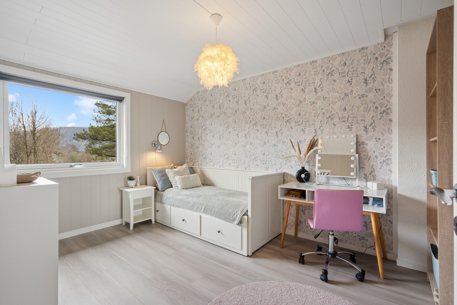 Romslig soverom med fleksible møbleringsmuligheter for seng, skrivepult og oppbevaring. Galleribilde