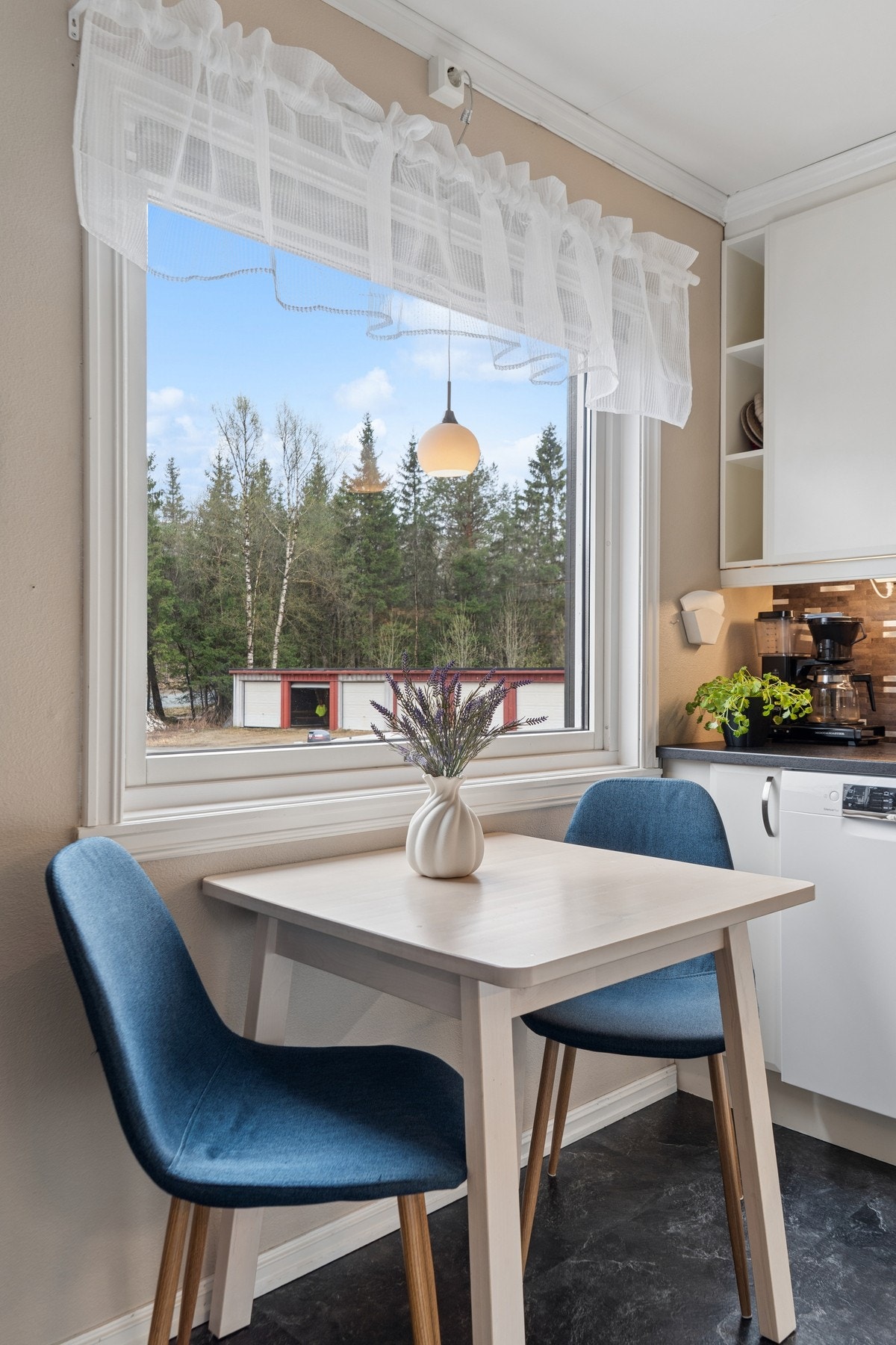 Kjøkkenet har plass til en hyggelig frokostkrok ved vinduet. Galleribilde