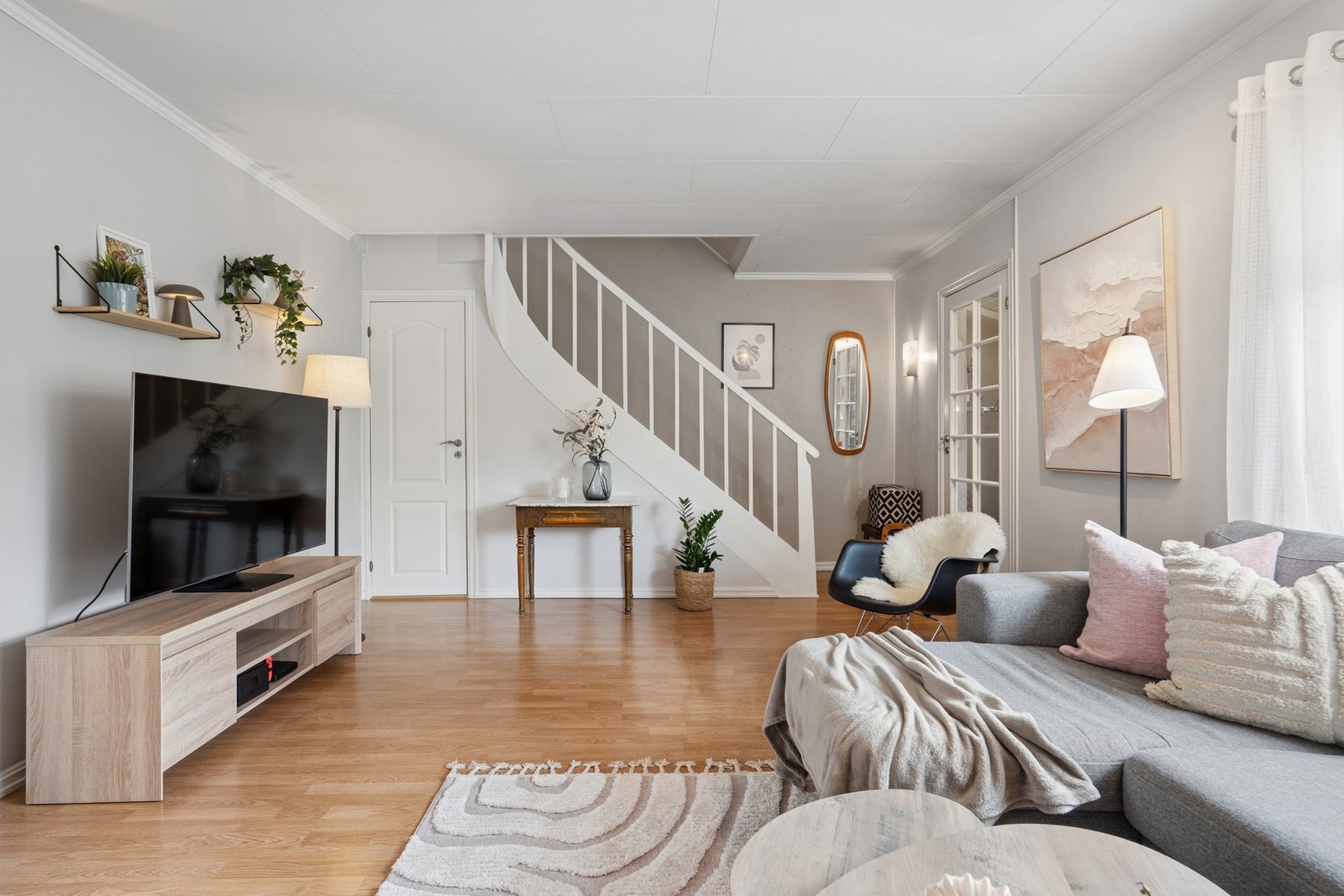 Bygningen fikk ny taktekking med steinbelagte stålplater i 2023, en solid og varig oppgradering. Galleribilde
