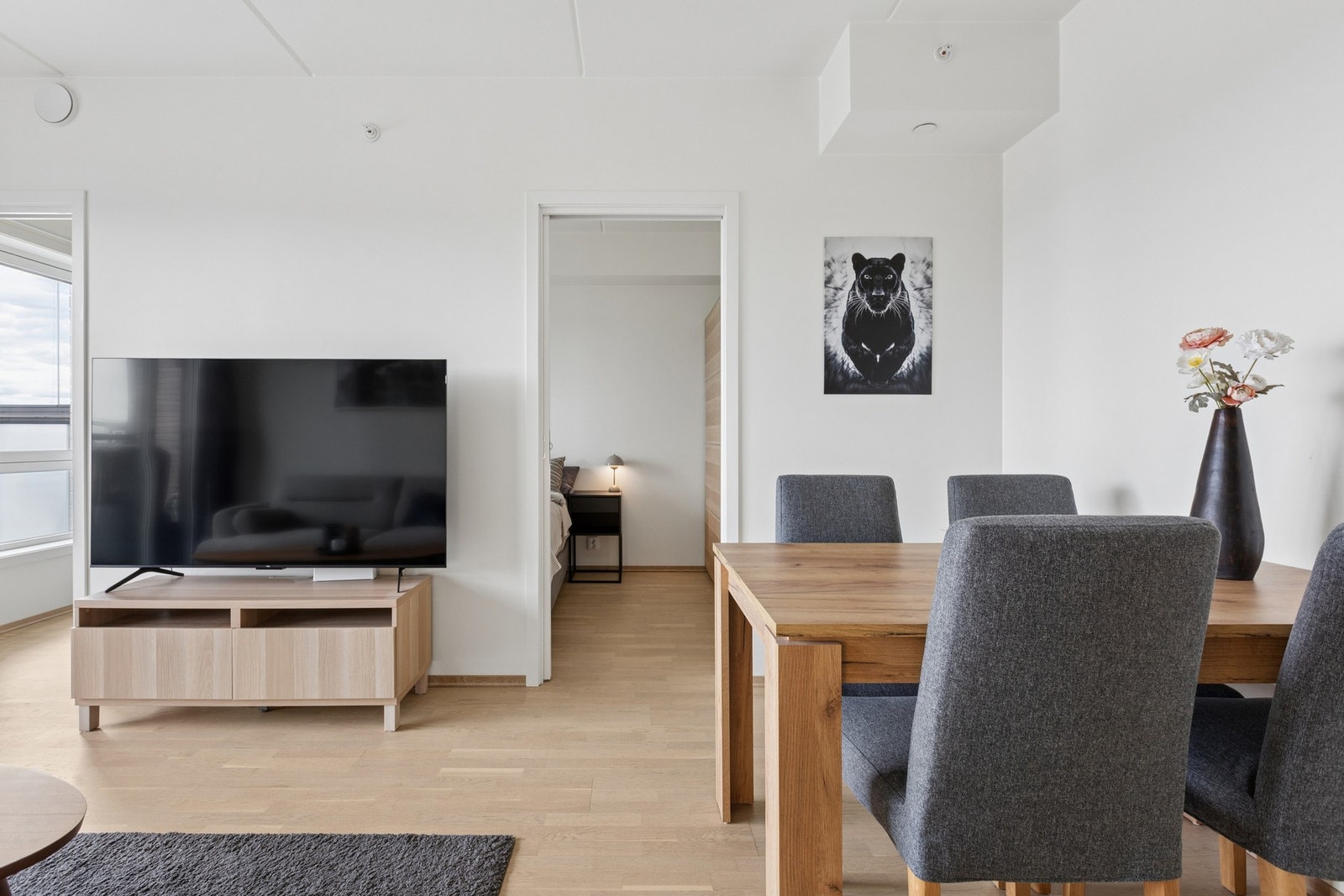Stuen har en praktisk planløsning, noe som gir naturlig plass for plassering av spisebord og stoler. Galleribilde