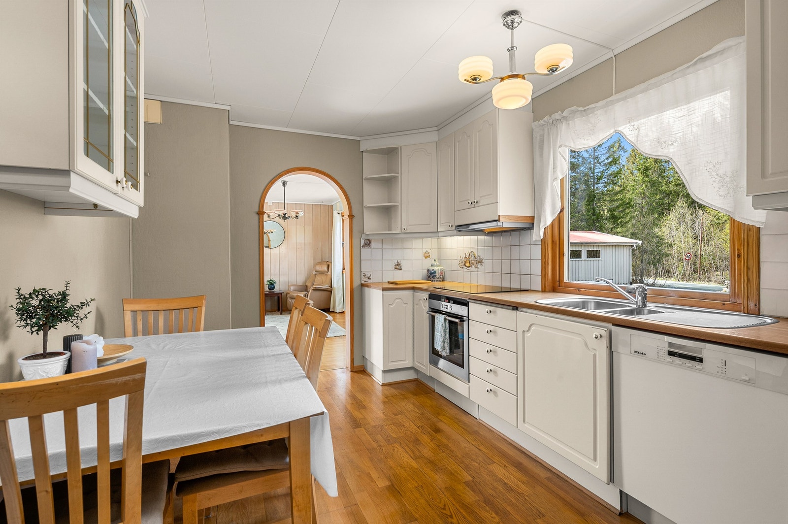Kjøkkenet ligger naturlig tilbaketrukket fra stuen og er innredet med lyse slette fronter og laminert benkeplate. Galleribilde