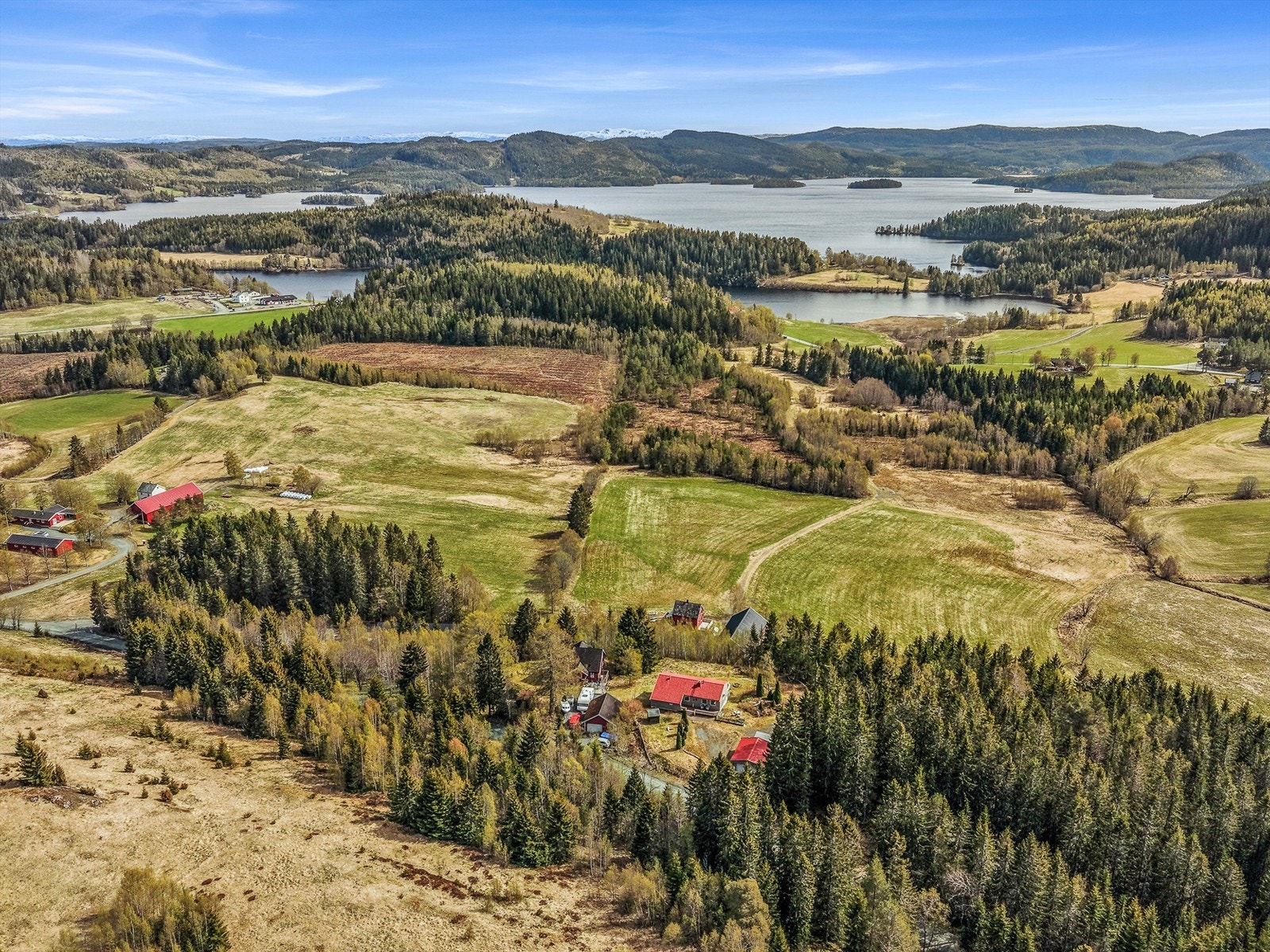 For den turglade er Estenstadmarka og omkringliggende turområder lett tilgjengelige. Her finnes flotte turstier, skiløyper og populære utfartssteder som Estenstadhytta. Det er gode kollektivforbindelser fra området med bussforbindelse fra Nyjord. Galleribilde