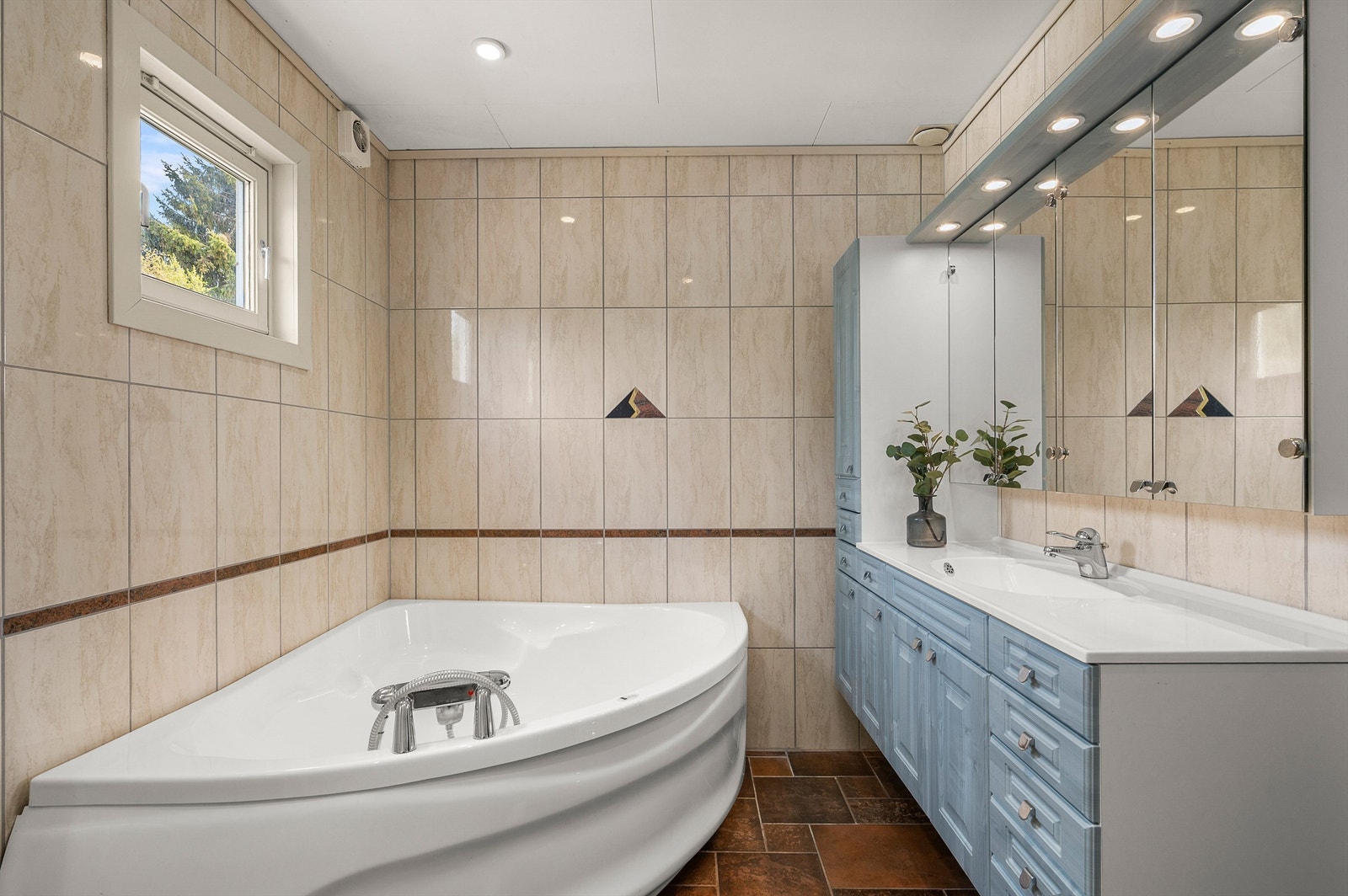 Pent flislagt bad med gulvvarme og downlights i himling. Galleribilde