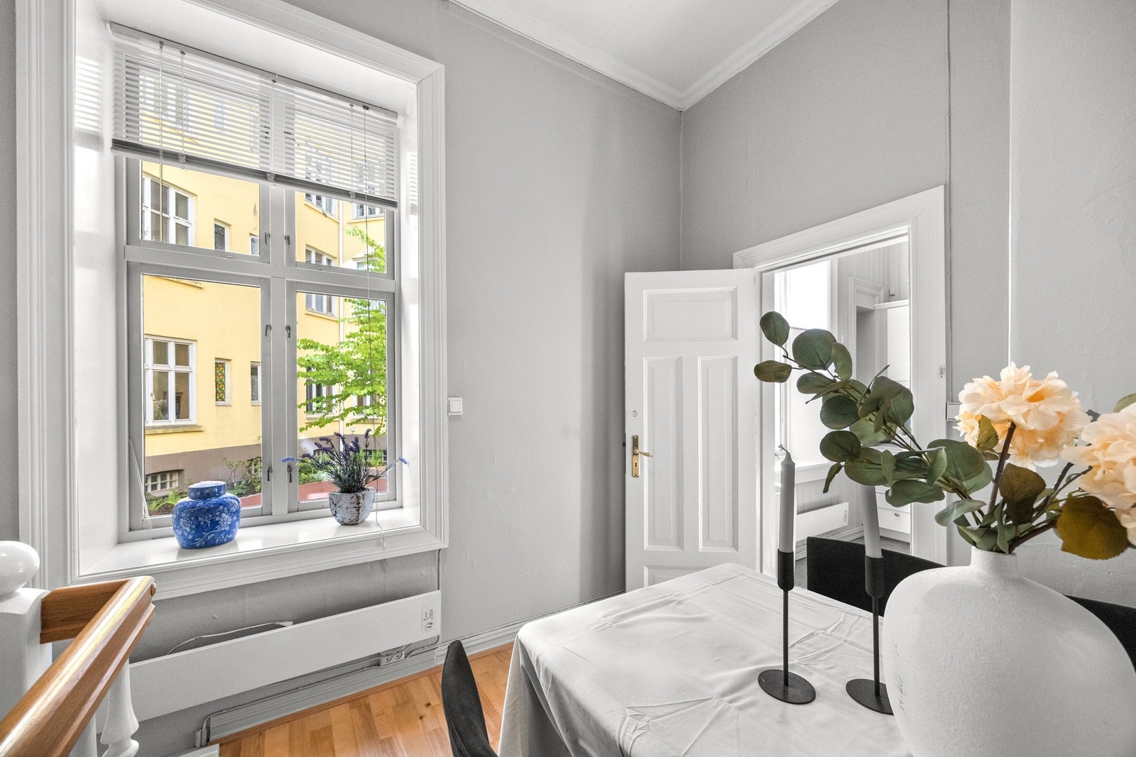 Fra spiseplassen har du også hyggelig utsyn mot bakgård Galleribilde