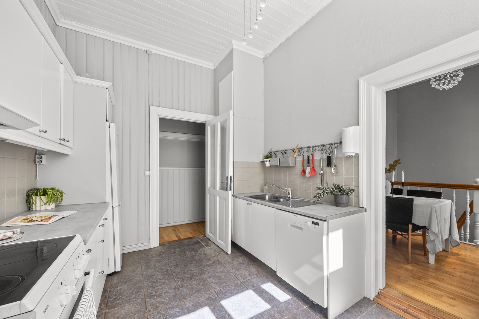 Mye naturlig lys fra store vindusflater Galleribilde