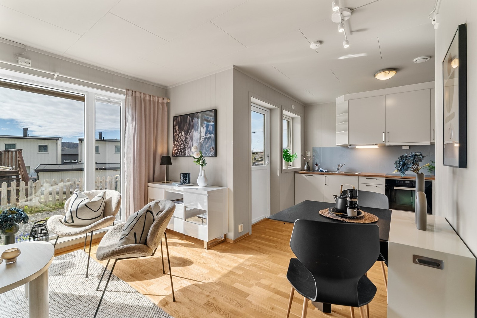 Fra stuen er det direkte utgang til en overbygget markterrasse. En fin forlengelse av oppholdsrommet. Galleribilde