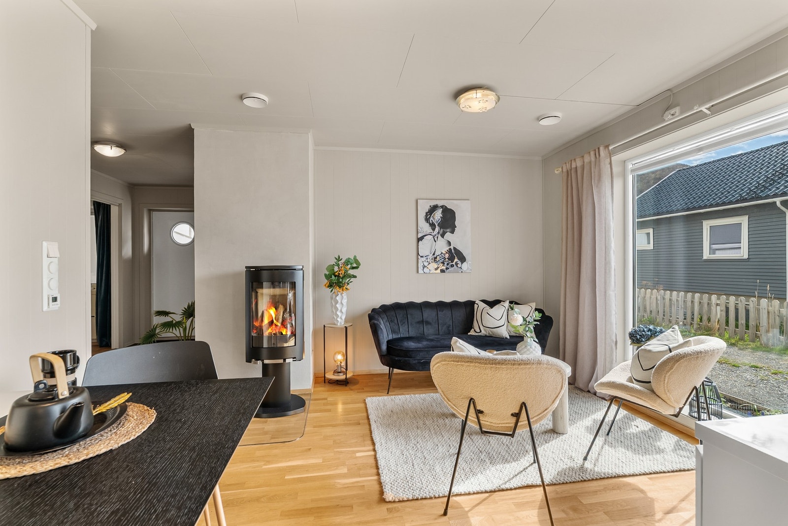 Ildstedet i stuen gir en lun varme og hyggelig stemning på kjølige dager. Galleribilde