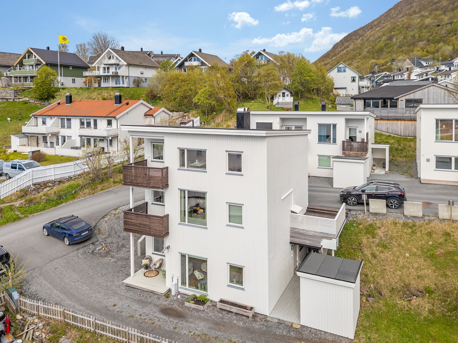 Bygningen er fra 2014. Det medfølger en romslig utvendig bod. Galleribilde