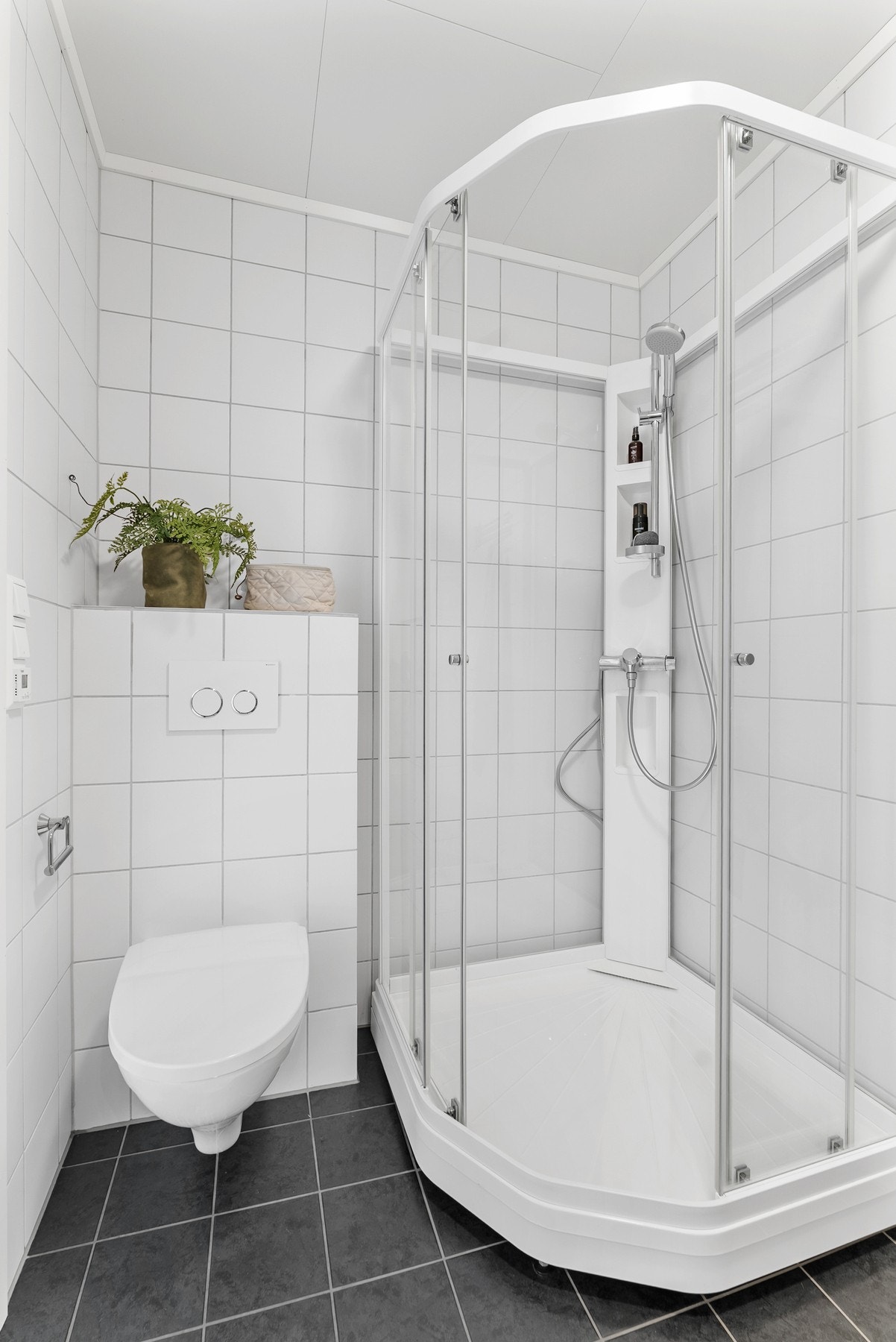 Badet har veggmontert toalett for enklere renhold. Galleribilde
