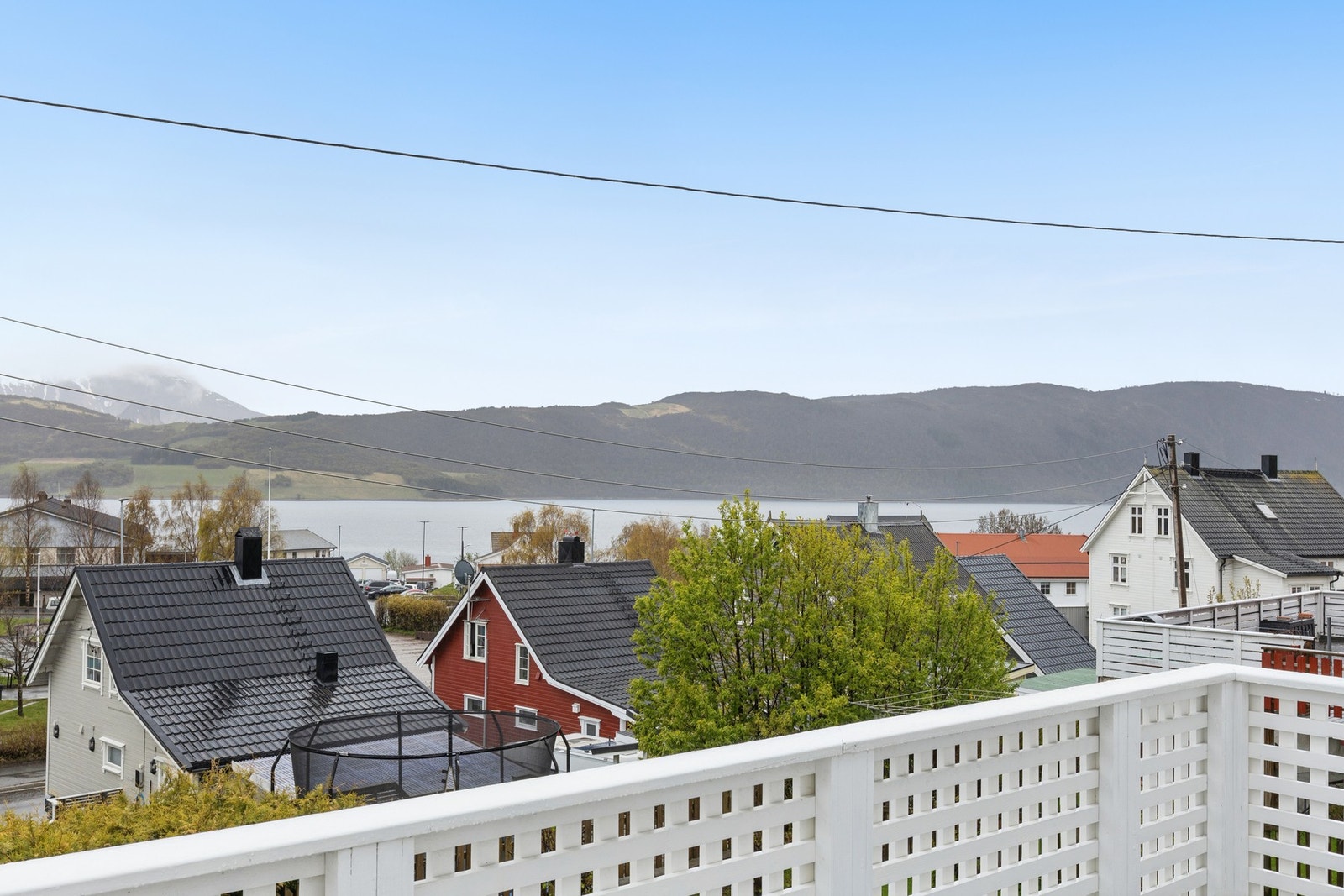 Nydelig utsikt over nabolaget, havet og over mot Kveøya Galleribilde