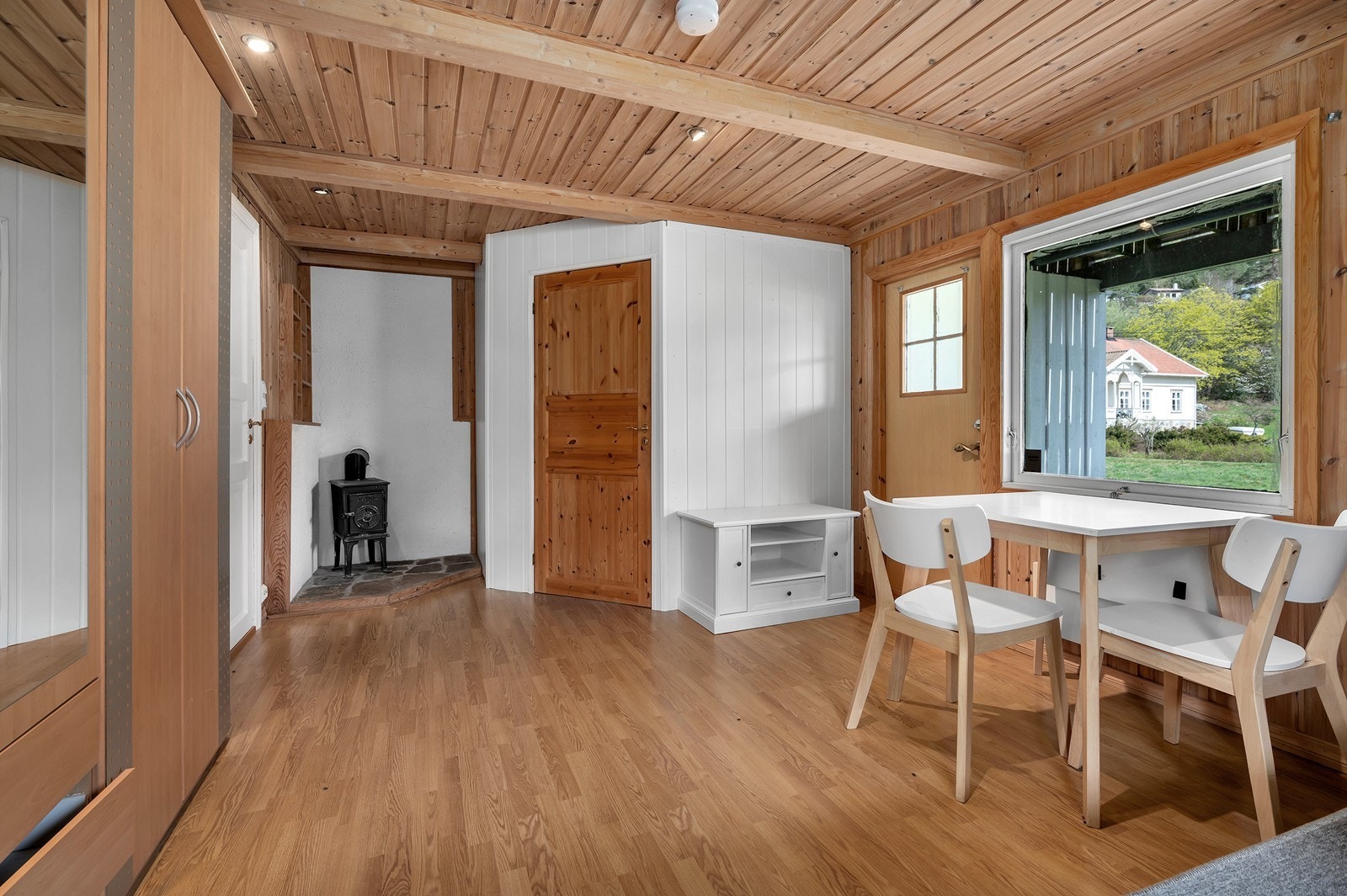 Rom med innredning og laminatgulv, godt egnet til lagring eller fritidsbruk. Galleribilde