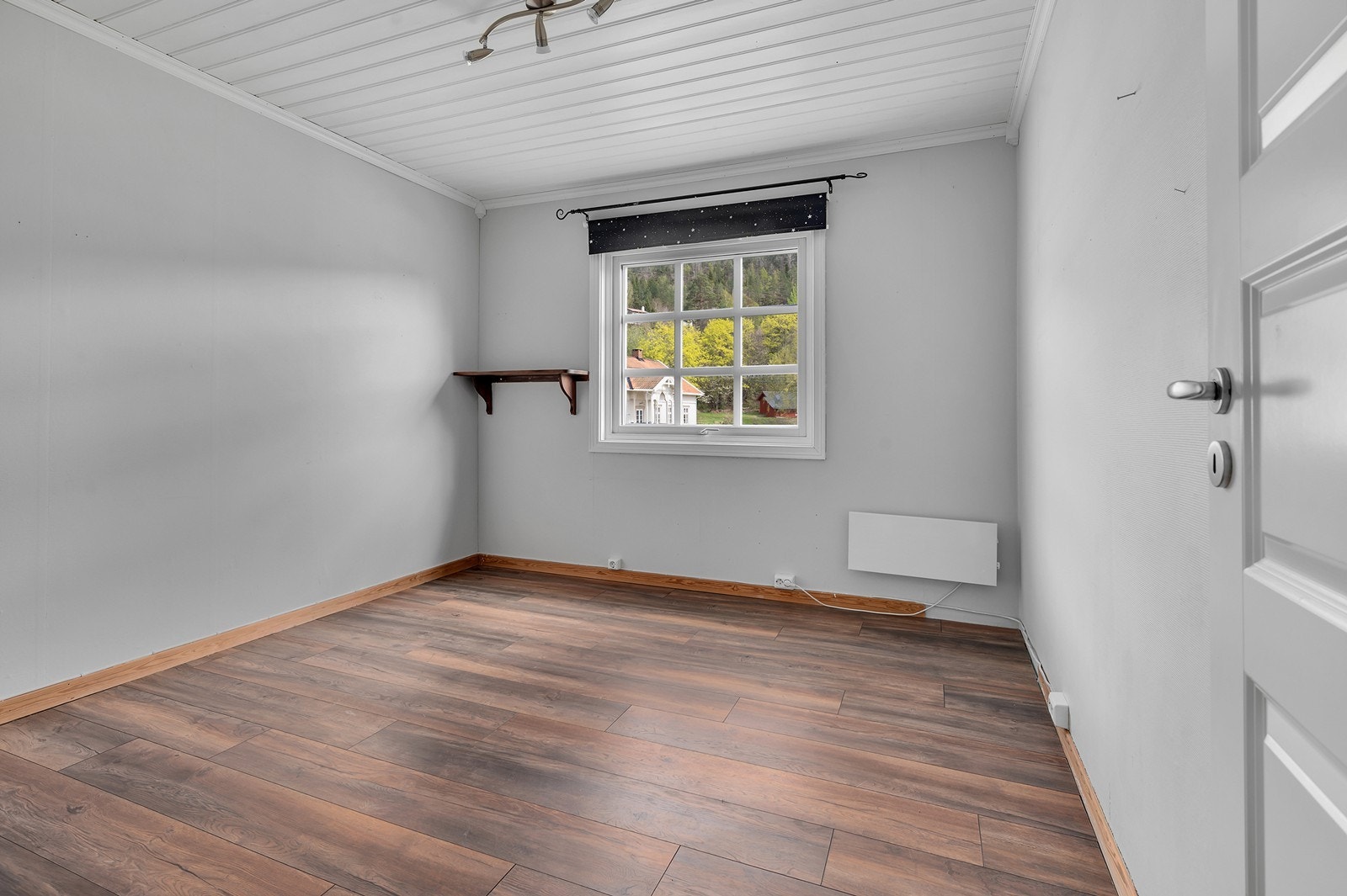 Rommet har laminatgulv samt malte himlingsplater i tak. Galleribilde