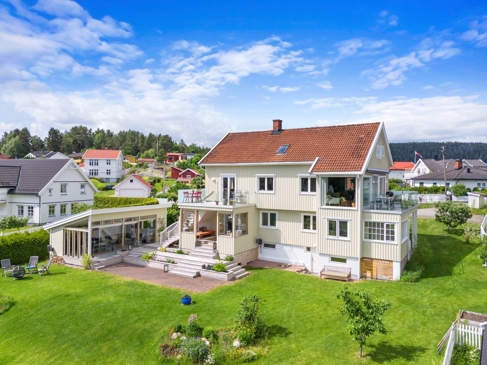 Fasade sett fra forsiden av huset og hagen Galleribilde