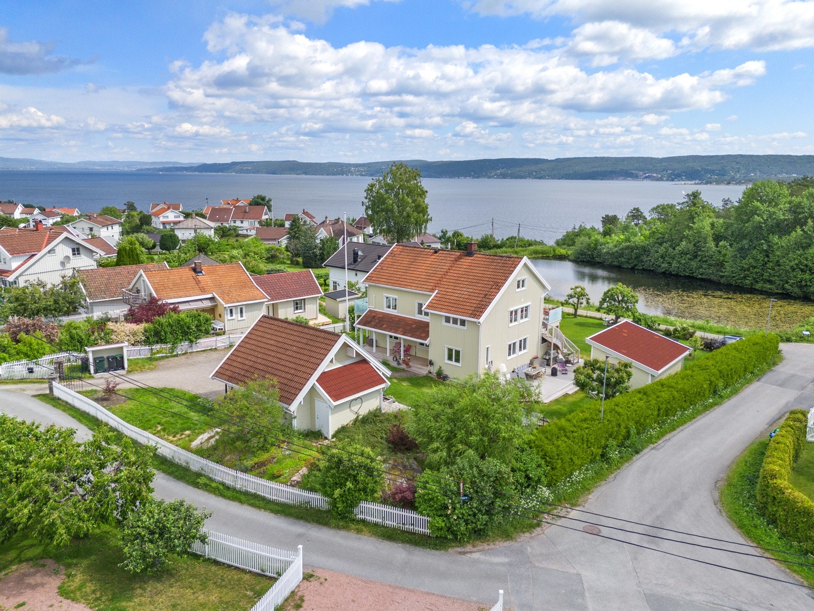 Eiendommen ligger vakkert til i et sjarmerende boligområde. Foto: Digit Media AS Galleribilde