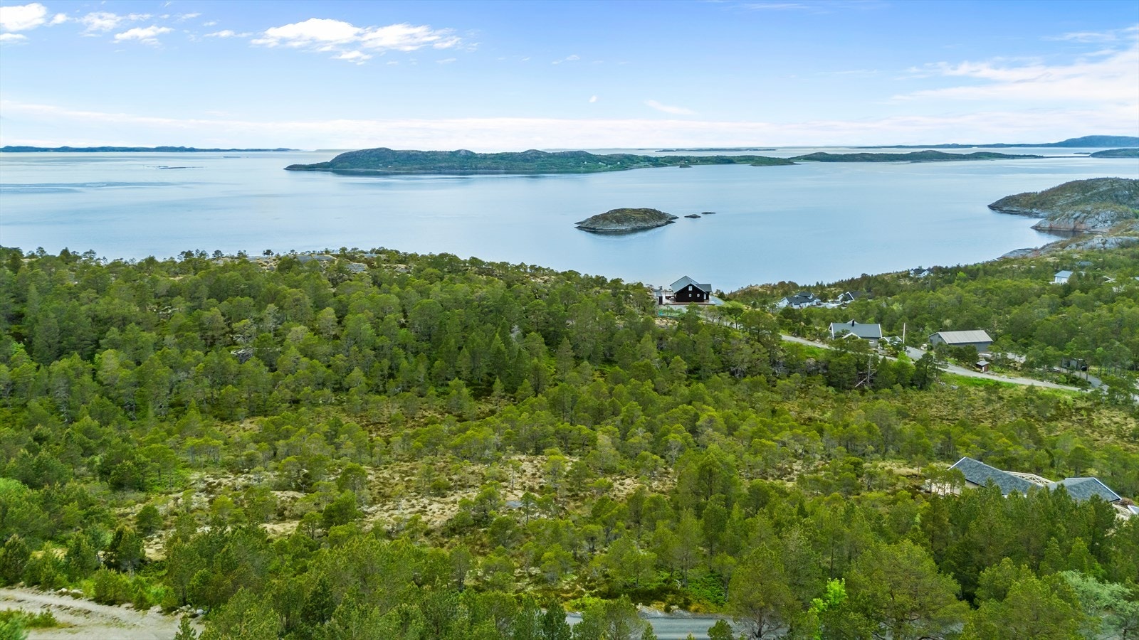 Velkommen til Våberghatten - en stor og flott tomt med mulighet for å realisere hyttedrømmen i vakre omgivelser! (Pilen markerer ca. hvor tomten er) Foto: Interiørfoto v/ Haukdal. Galleribilde