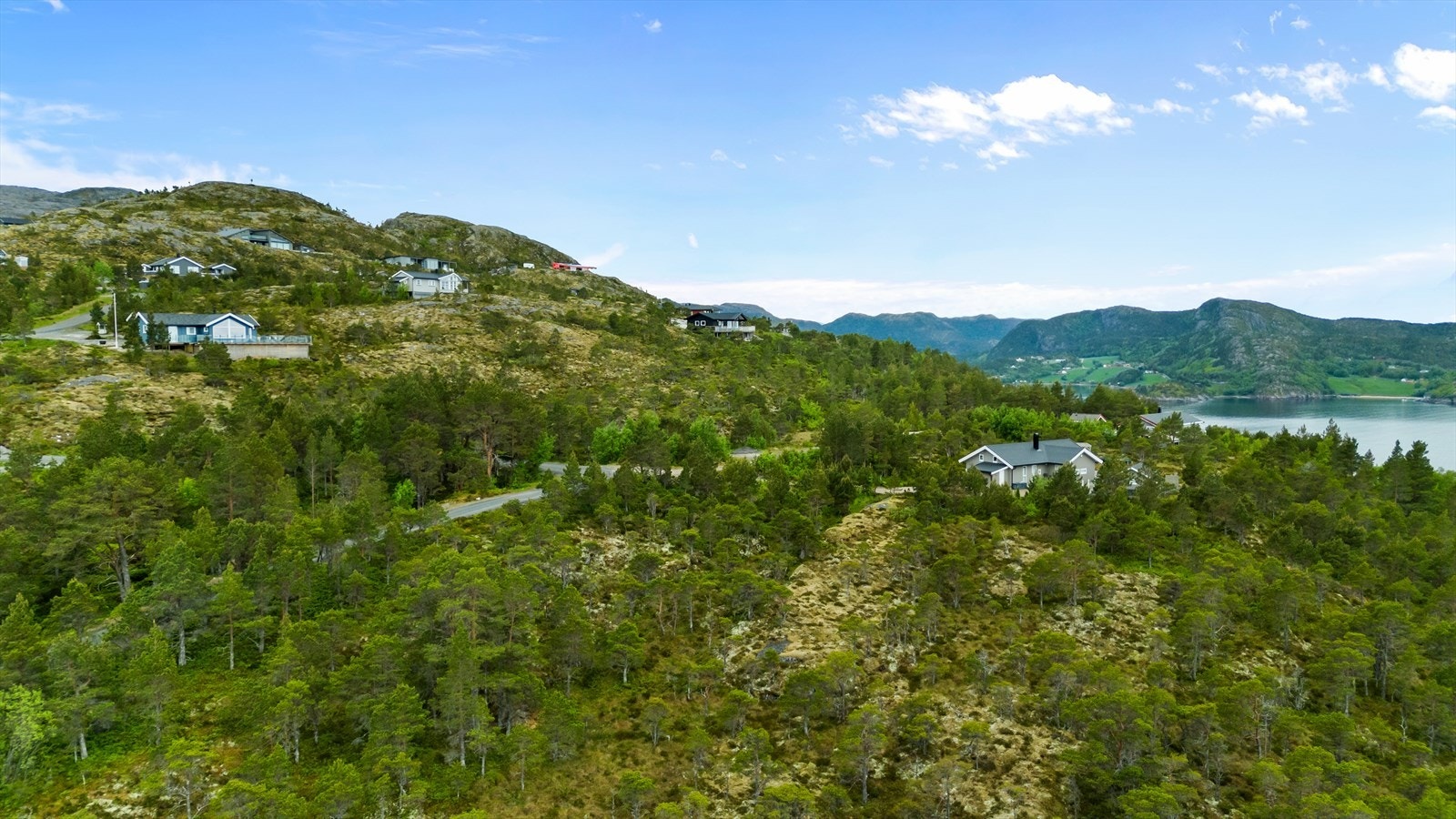 I området kan man ta flere flotte fjellturer, blant annet Husfjellet, Skjeldnesfjellet, Sundfjellet og Stordalsvatnet. Galleribilde
