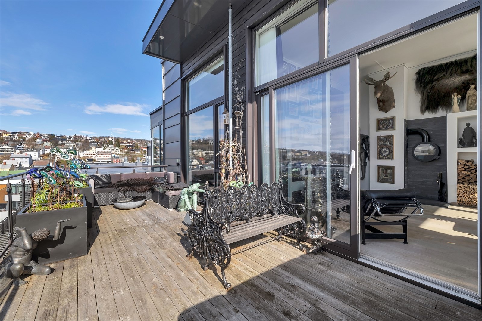 Heve-/skyvedør mellom stuen og verandaen. Galleribilde