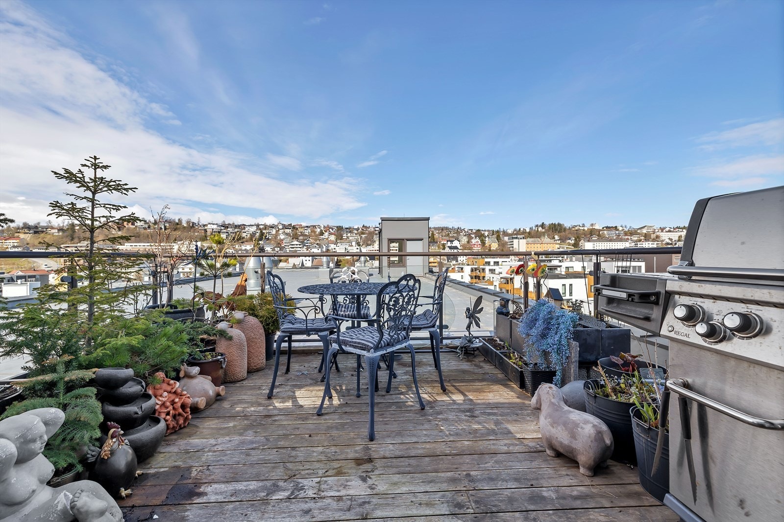 Vestvendt takterrasse med gode solforhold. Galleribilde